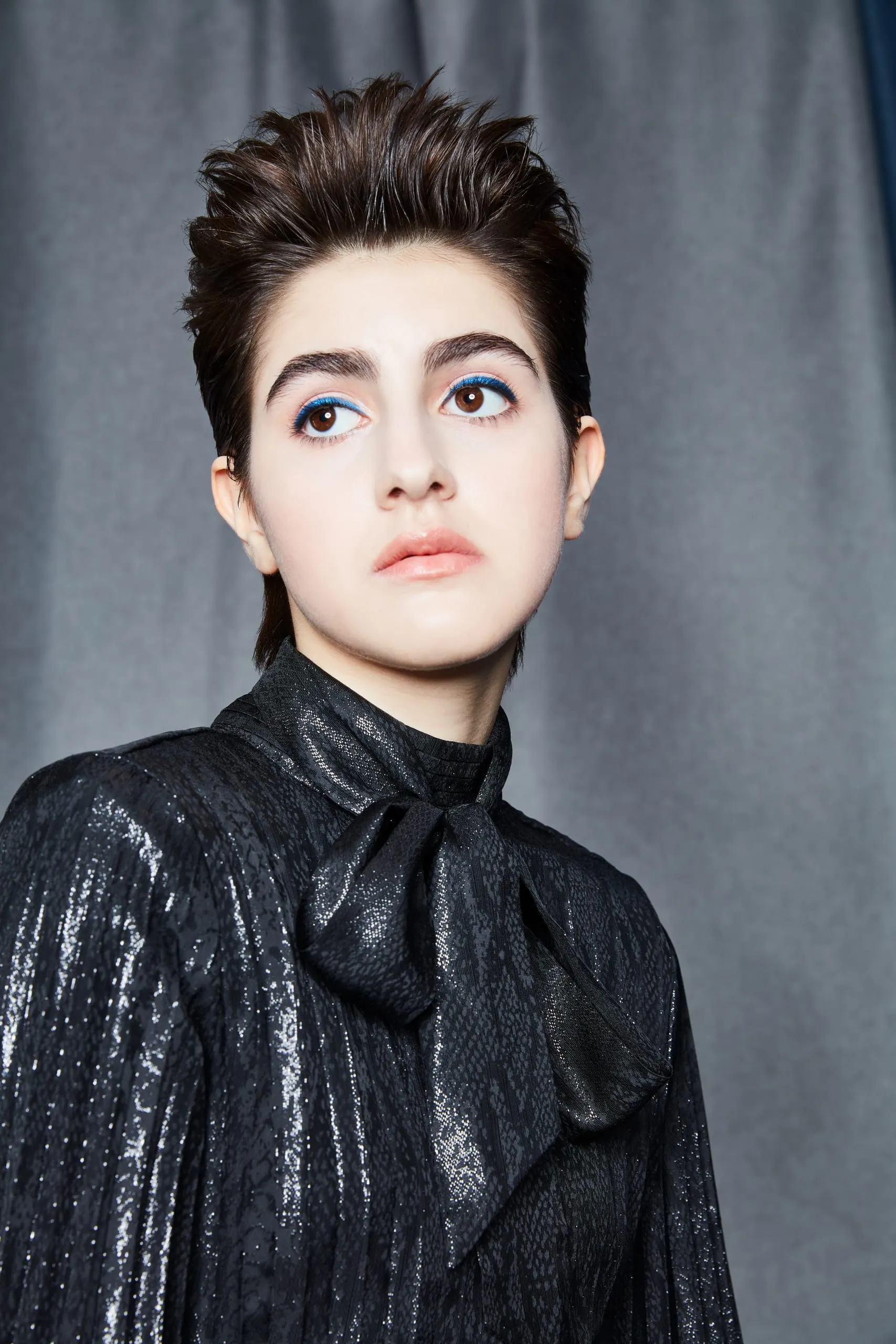 Luxury Statement (Serie A2) Zu einem echten Luxury Statement wird der Kurzhaarschnitt in der zurückgestylten Variante. Hierfür werden die Haare akkurat nach hinten geföhnt und mit einer Stylingpaste in Form gebracht. Für ein bisschen extra Coolness wird in die Kontur ein Wetgel eingearbeitet. Cool-Glamour at it’s best!