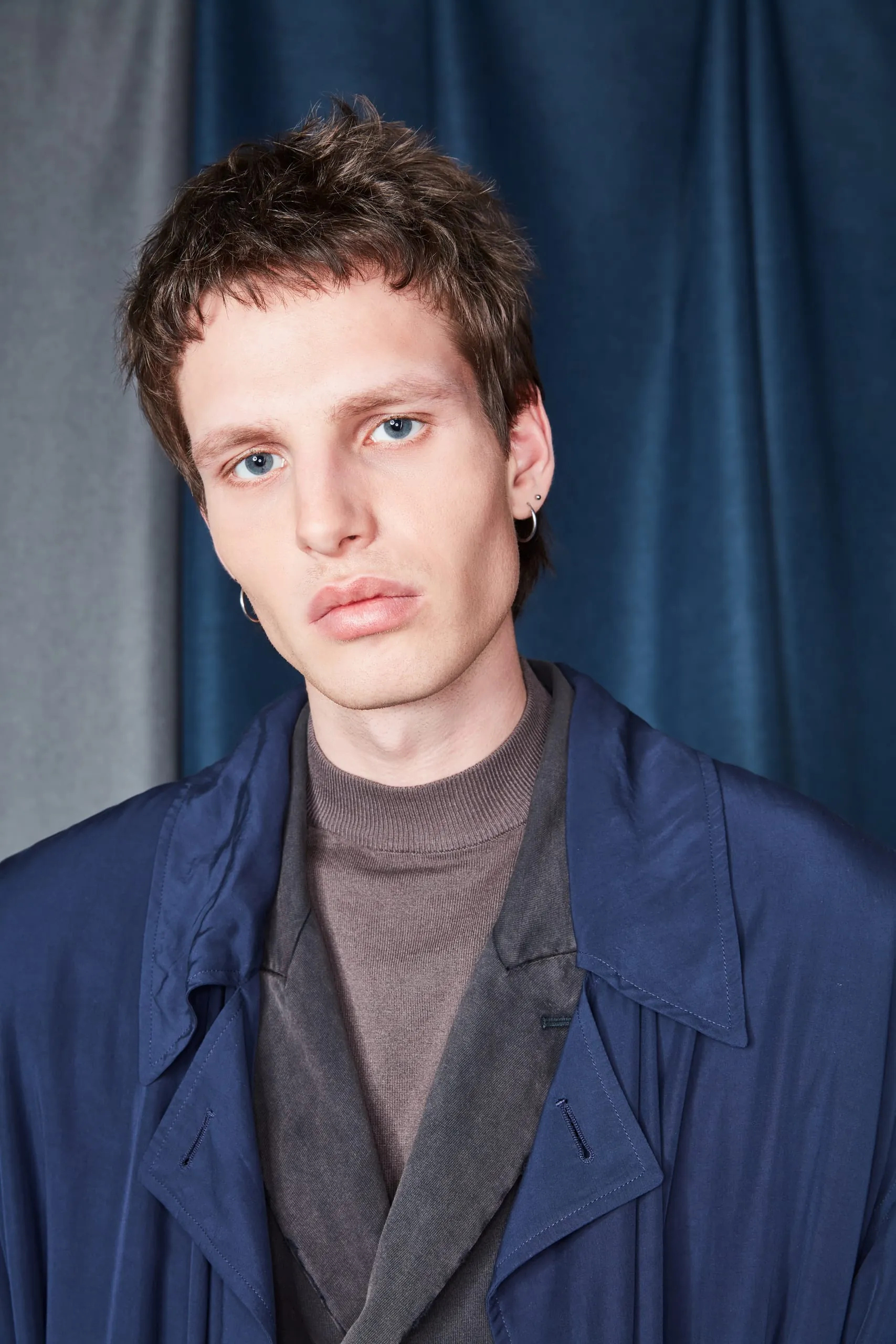 Neo Mod (Serie B1) Der Mod Cut wie bei Liam Gallagher kommt wieder. In der aktuellen Variante sind der Pony sowie das Deckhaar sehr kurz und strukturiert, während die Haare an den Seiten und im Nacken länger bleiben. Die natürliche Struktur wird mit einem Sea-Salt-Spray betont und wird im Undone-Look zu einem echten Fashion-Statement.