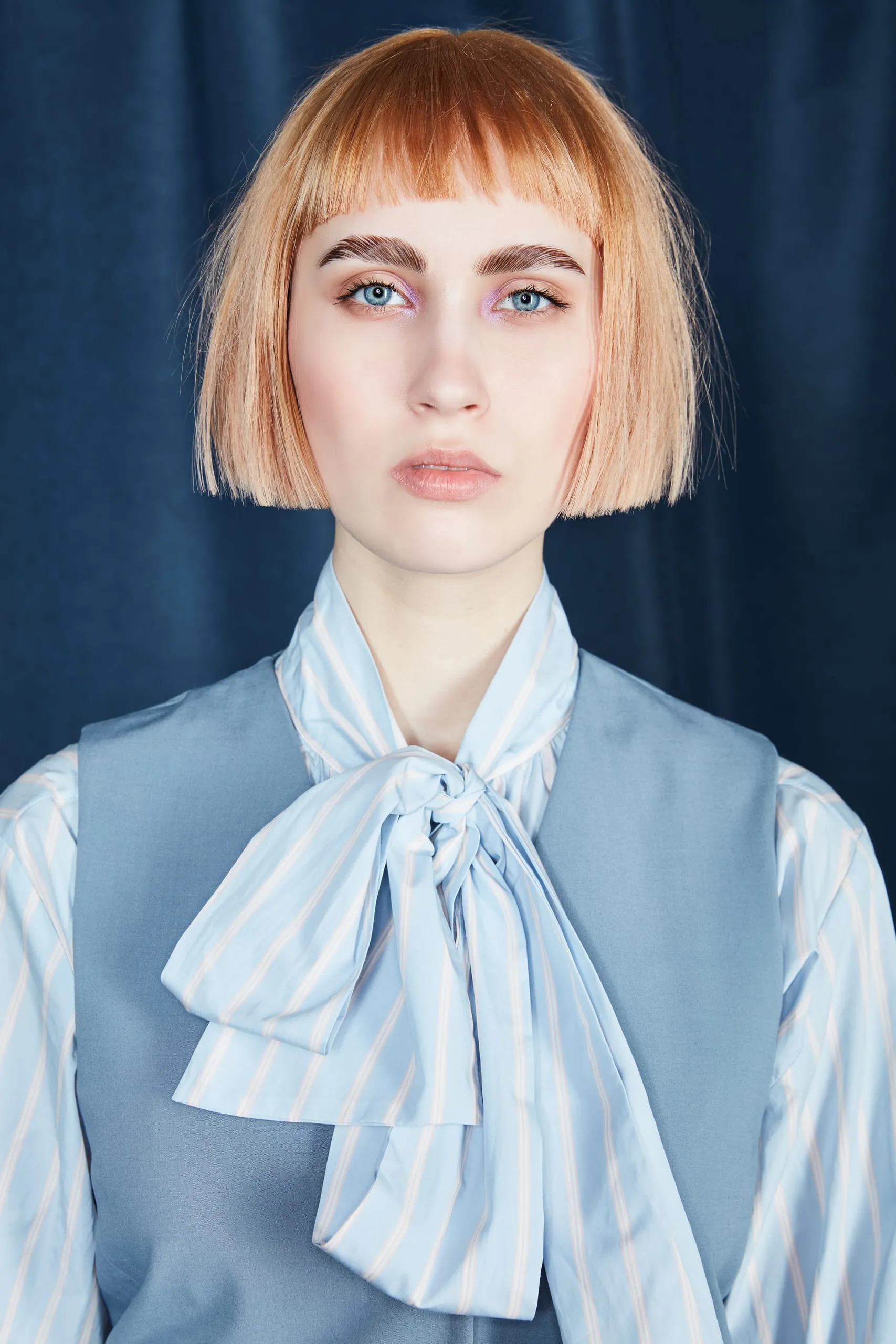 J. Line (Serie C1) Der Jawline Bob mischt den herkömmlichen Bob auf. Die Haare reichen hier, wie der Name es vermuten lässt, bis auf die Höhe des Kieferknochens und werden entlang der Kinnlinie geschnitten. Eine der modernsten Varianten den Jawline Bob zu tragen, ist der Blunt Cut, bei dem das Haar sehr akkurat geschnitten wird. Um dem Haar mehr Textur zu verleihen werden hier die Linien allerdings etwas aufgebrochen. Kombiniert mit Micro Bangs und einem tiefen Goldblond die perfekte Frisur für den Herbst!