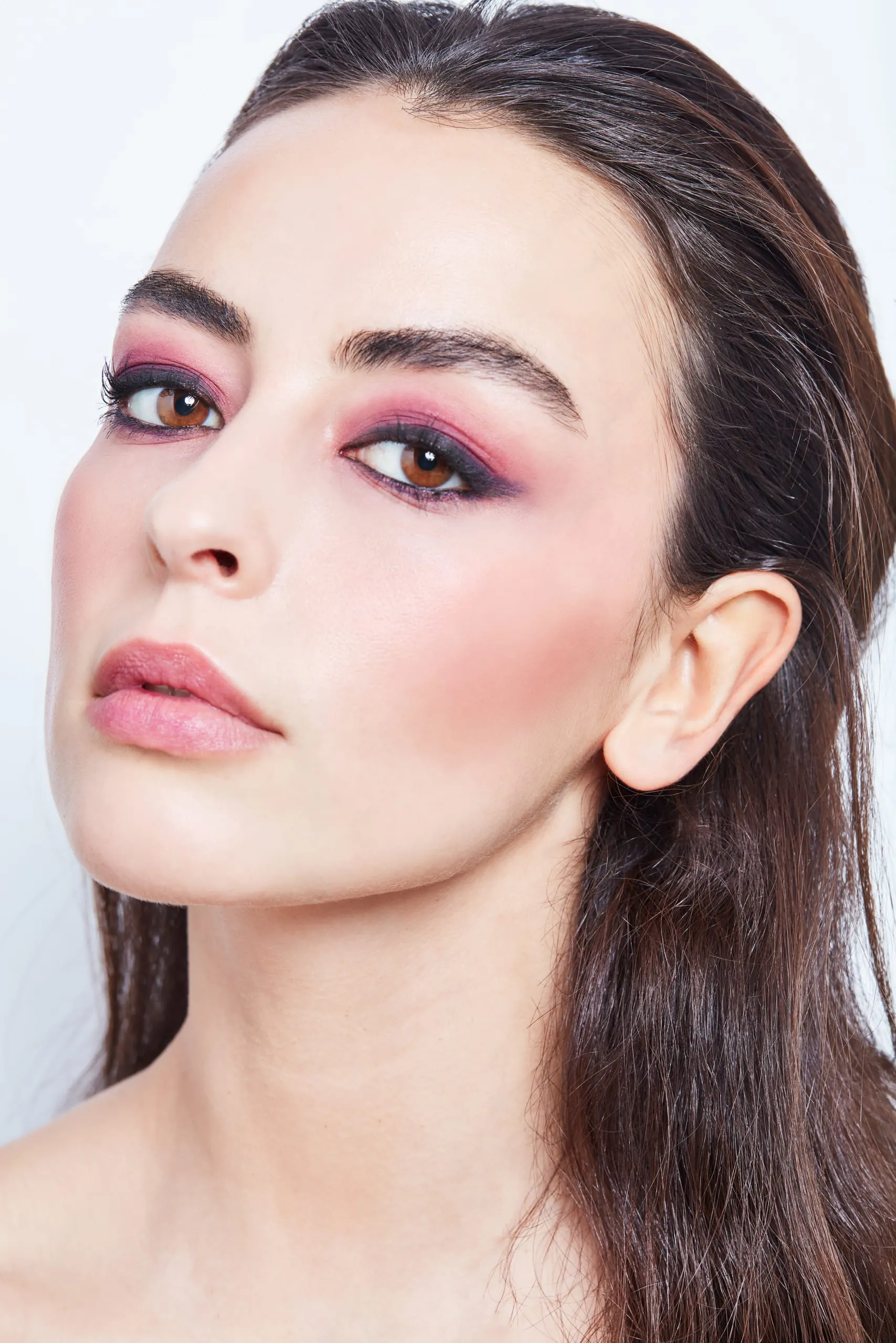 Beauty Look: Ruby Glamour (Serie F2) Für abends darf es dann aber auch wieder mehr Farbe sein. Konkret heißt das: matter bordeauxfarbener Lidschatten und viel Rouge werden zu beinahe ungeschminkter Haut kombiniert. Für einen tollen Stilbruch sorgt der markante und rauchige Lidstrich am oberen Wimpernkranz. Im Zusammenspiel mit der Umrandung des unteren Wimpernkranzes entsteht ein sexy Cat-Eye-Look mit Bordeaux-Touch. Die ausdrucksstarken Augenbrauen werden mit einem Gel in Form gebürstet und geben so den Augen den perfekten Rahmen. Die Lippen sind dagegen mit einem hellen Bordeaux dezent gehalten.