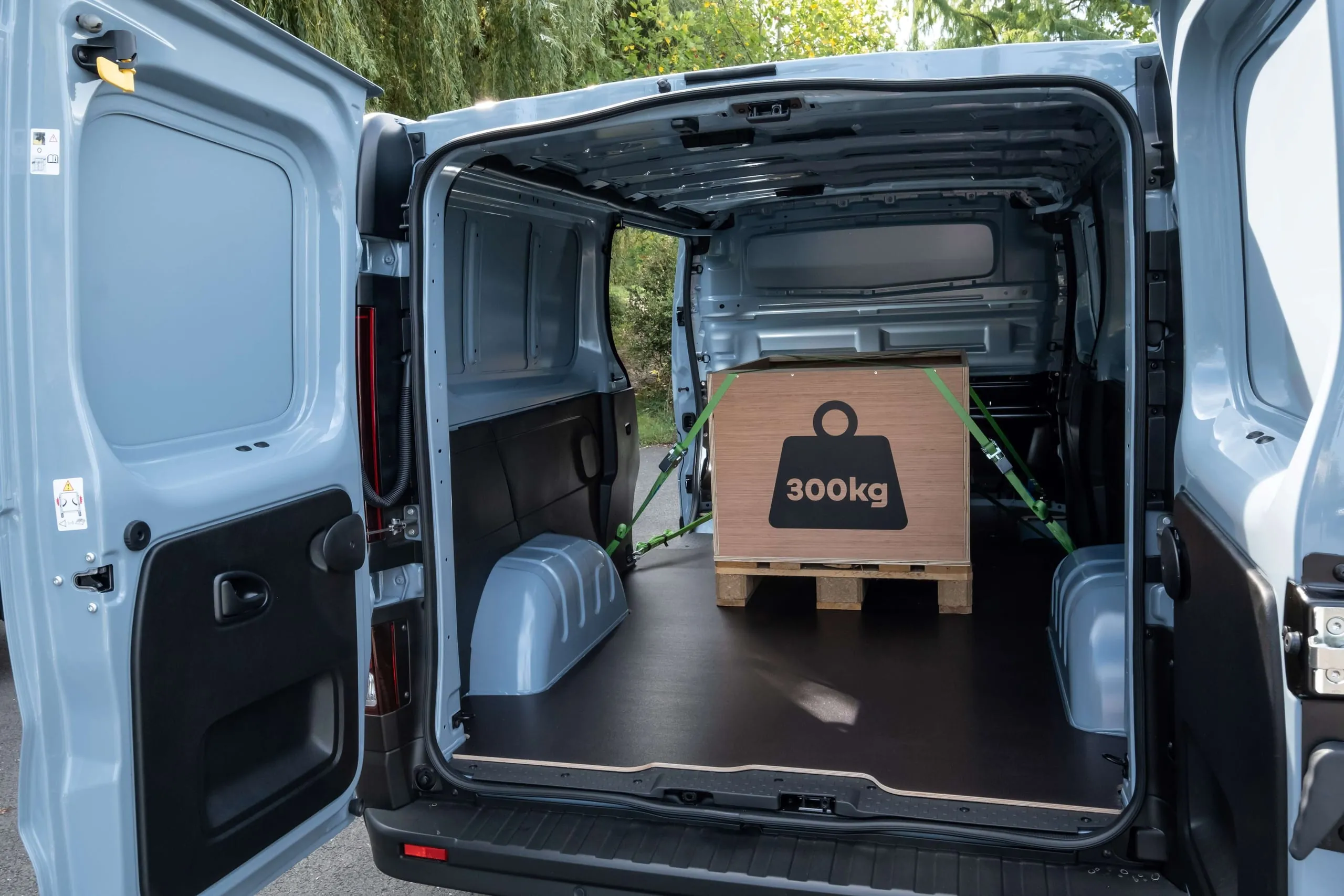 Hohe Nutzlast: Die Tragfähigkeit des Renault Trafic E-Tech liegt vergleichsweise hoch, Ursache ist die kompakte Batterie, das Schwergewicht im Untergrund.