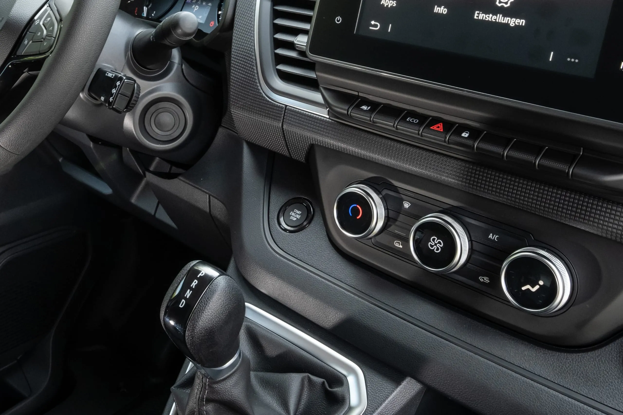 Herkömmlich ist auch der Umgang mit der Klimatisierung: drei Drehregler, wenige Tasten – danke dafür, dass sich hier nichts in Menüs versteckt.