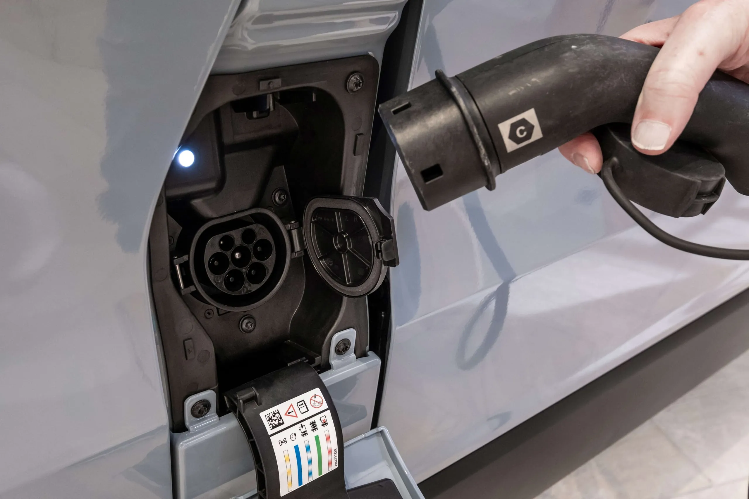 Stromaufwärts: Geladen wird links an der B-Säule. Eine mäßig flotte Schnelllademöglichkeit folgt.