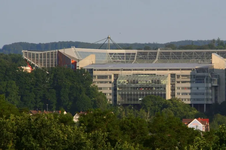 Blick auf das Fritz-Walter-Stadion in Kaiserslautern, der Austragungsort des DFB-Pokal-Achtelfinales zwischen dem 1. FC Kaiserslautern und dem 1. FC Nürnberg.