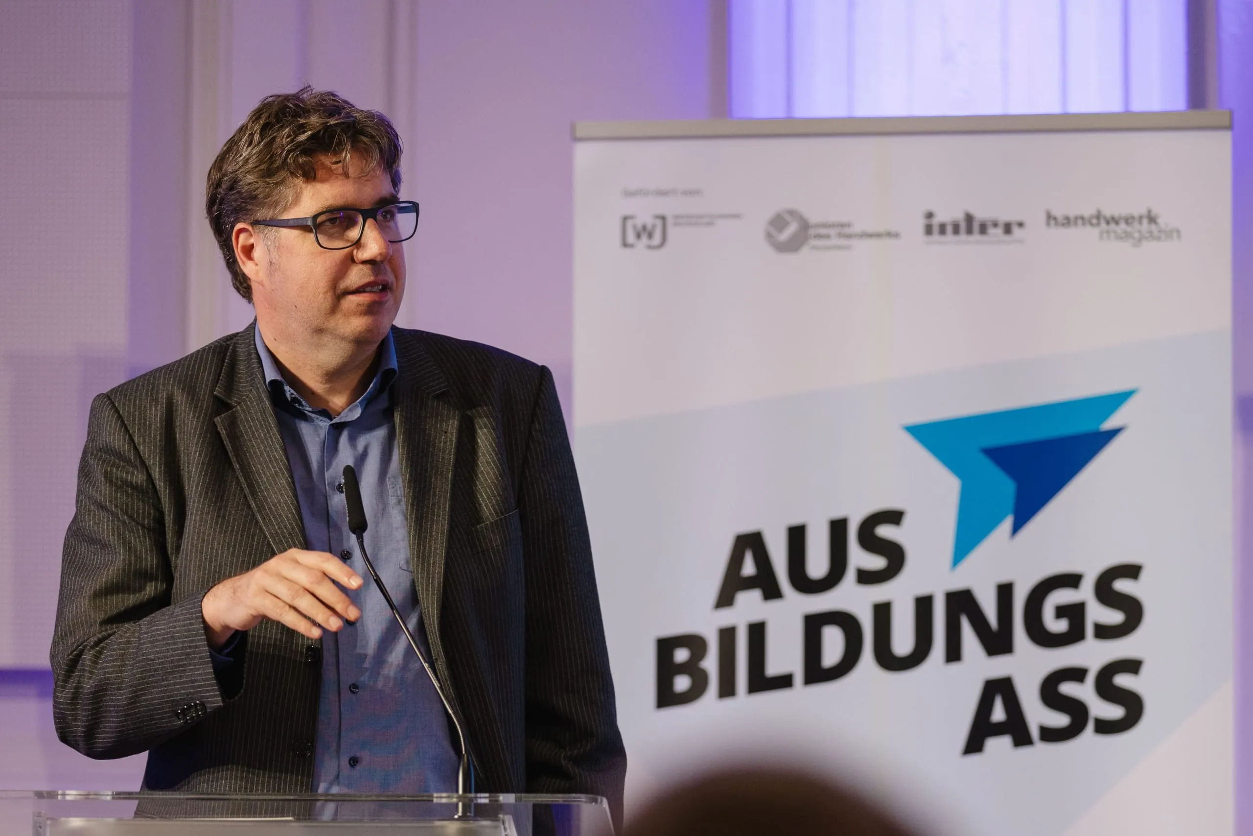 Gastgeber der Preisverleihung war Michael Kellner, Mittelstandsbeauftragter der Bundesregierung und Parlamentarischer Staatssekretär im Bundesministerium für Wirtschaft und Klimaschutz, das auch erneut die Schirmherrschaft übernahm.