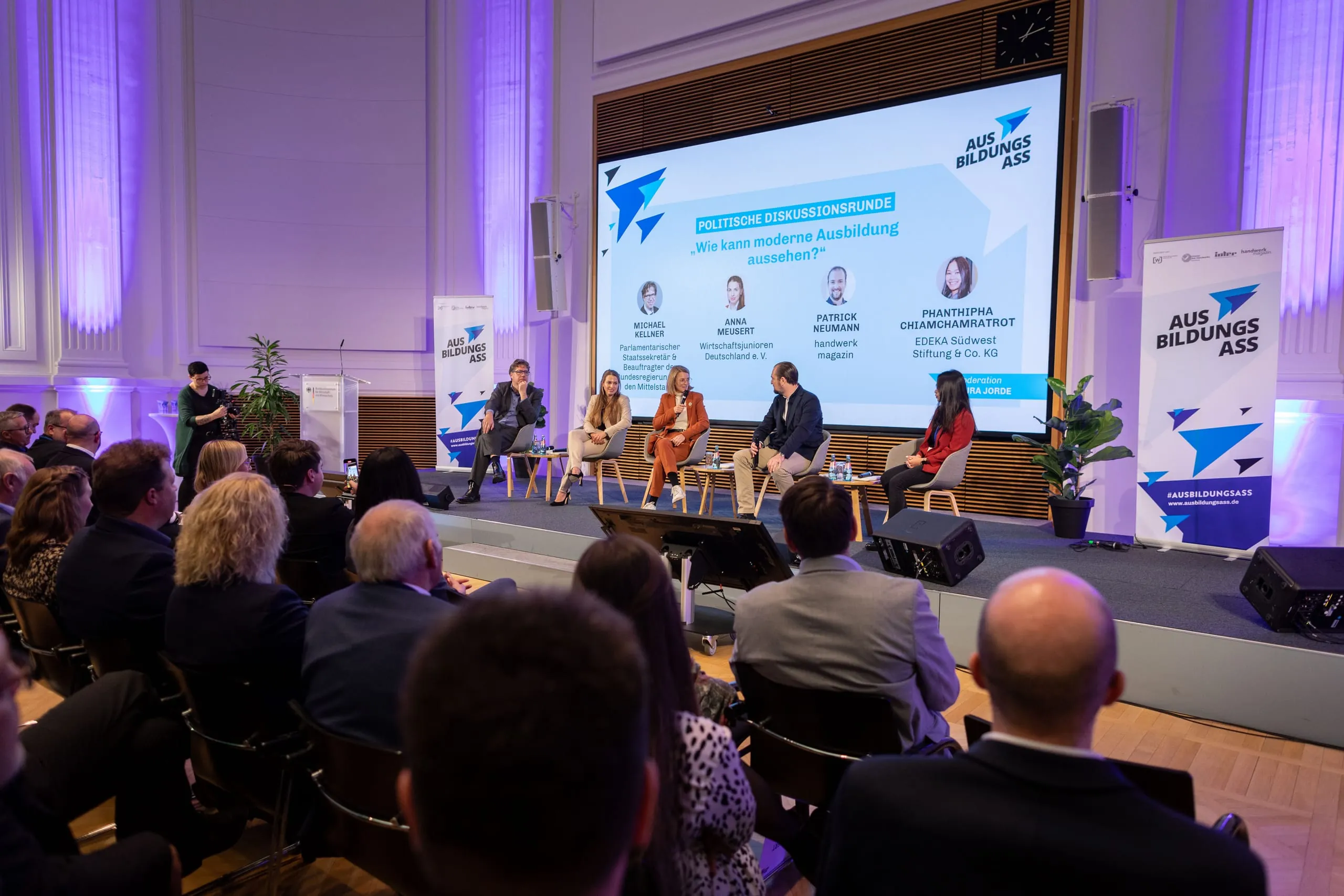 Im Rahmen der Preisverleihung des "Ausbildungs-Ass" 2023 fand auch eine politische Diskussionsrunde statt. Teilnehmende waren neben Michael Kellner auch Anna Meusert von den Wirtschaftsjunioren Deutschland, Patrick Neumann, Chefredakteur von handwerk magazin, und Phanthipha Chiamchamratrot von der Edeka Südwest Stiftung & Co. KG.