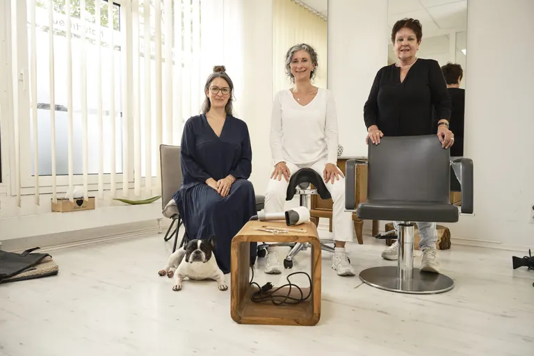 Jennifer Lohmer (li.) kann durch die Hilfe von Coachin Brigitte Merkwitz (Mitte) jetzt doch gemeinsam den Salon mit Mutter Anita f&uuml;hren. 