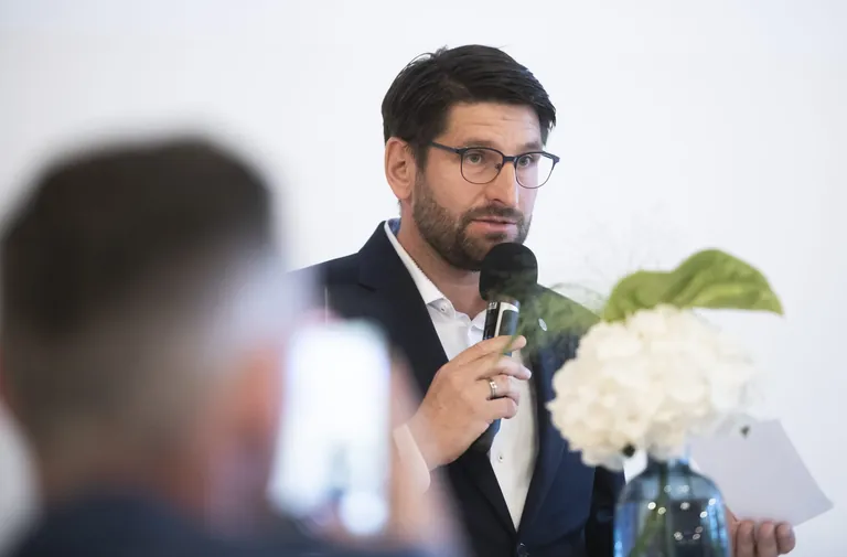 Dickes Lob: Marco Jaeger, Bundesvorsitzender der Junioren des Handwerks, h&auml;lt die Laudatio f&uuml;r die Top Gr&uuml;nderin.