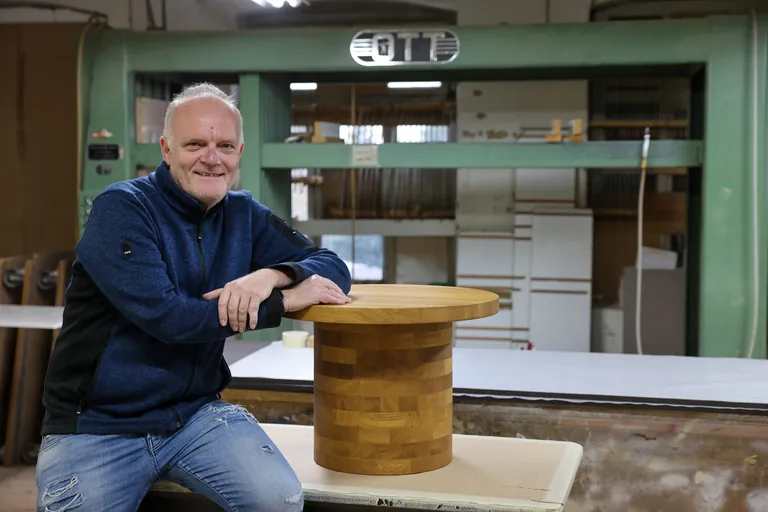 Udo Knake mit einem Eichentisch, der besonders Nachhaltig hergestellt wurde.