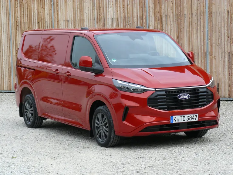 Evolution statt Revolution: Der Ford Transit Custom tritt sichtlich in die Fu&szlig;stapfen seines Vorg&auml;ngers.