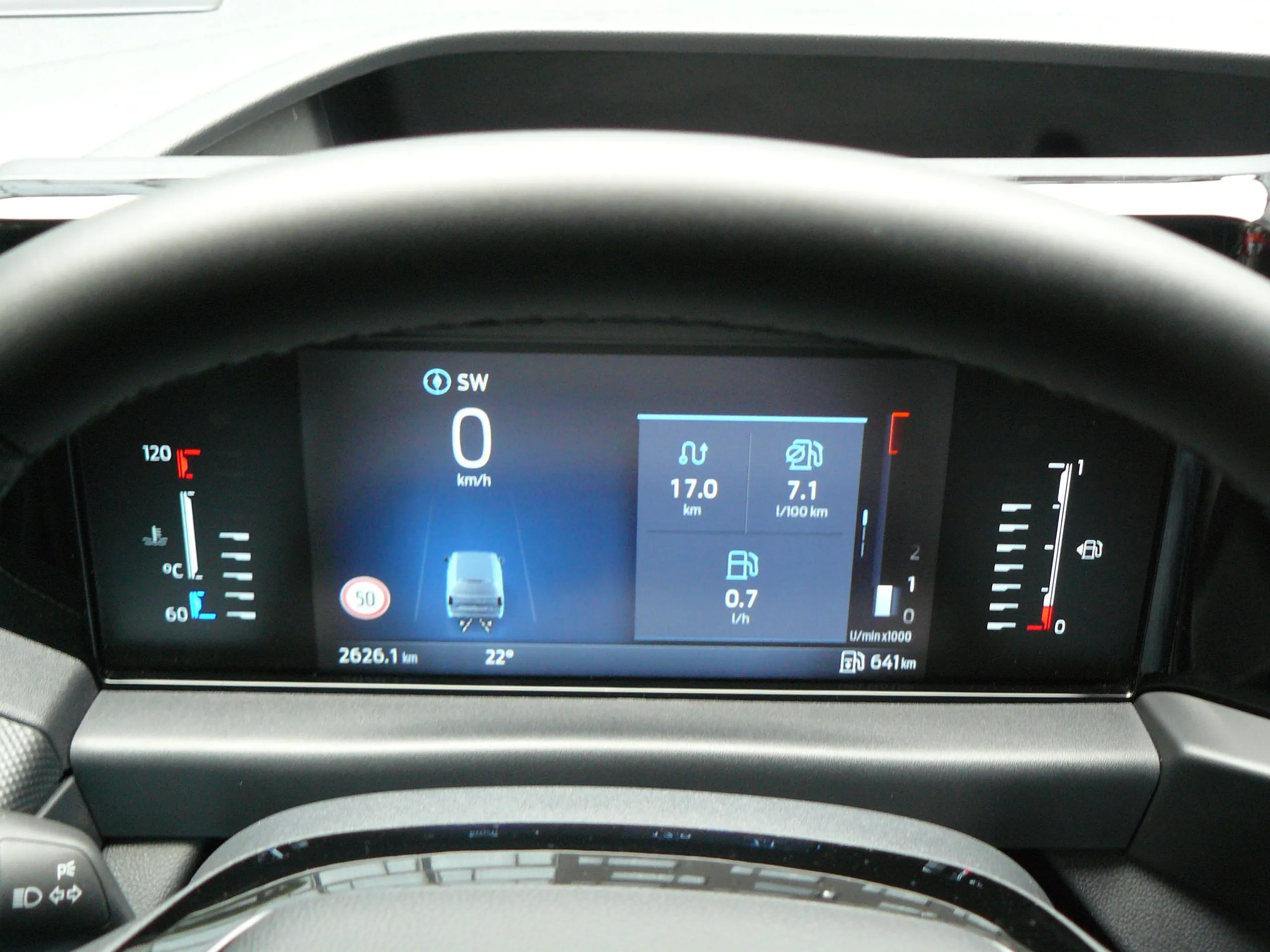 Designer-Instrumente: verspielte Anzeigen, vor allem der Drehzahlmesser, die zweite Säule von rechts.