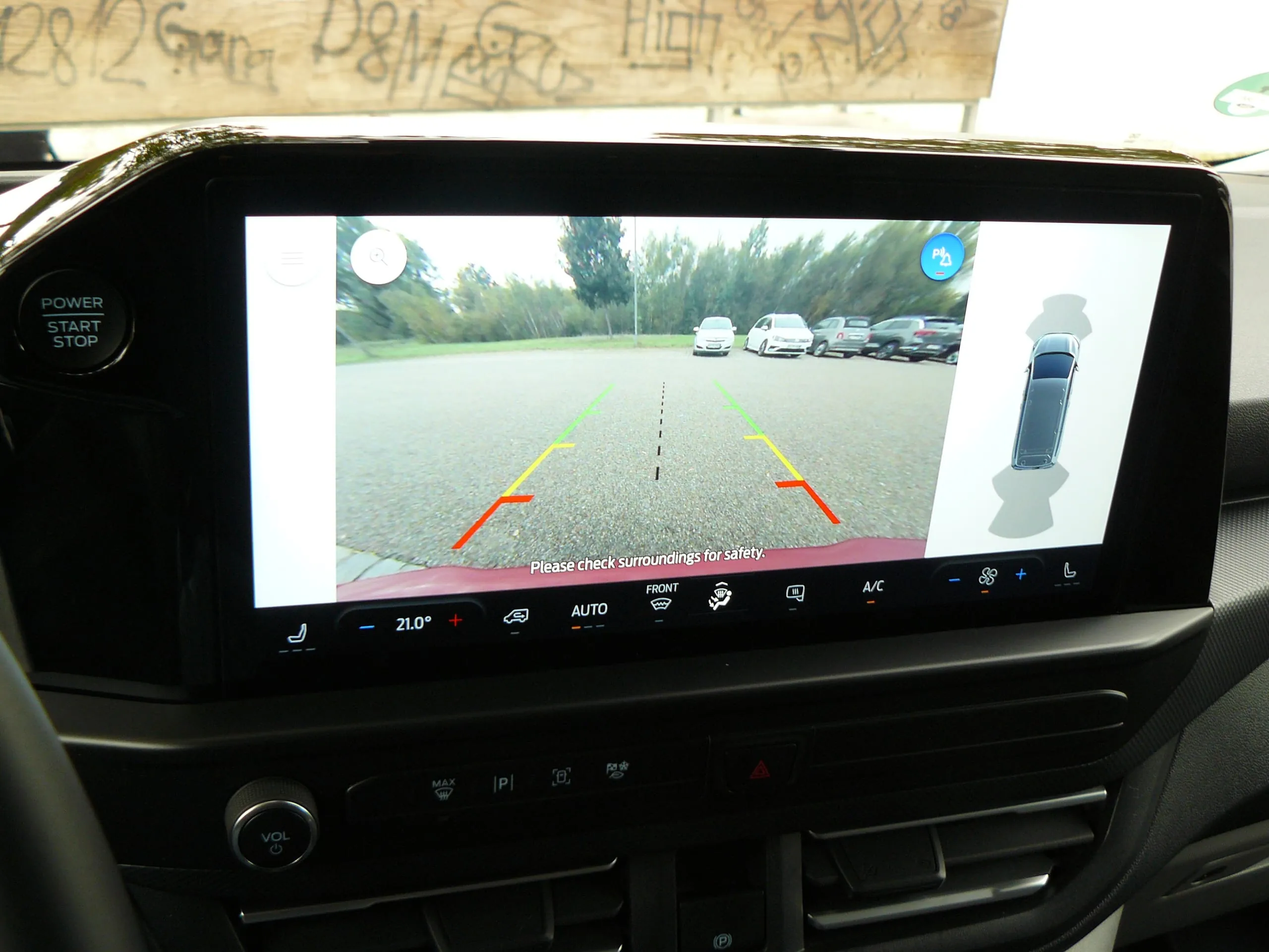 Großes Display: üppiger Monitor in der Mitte, Direktwahltasten für die Klimatisierung.