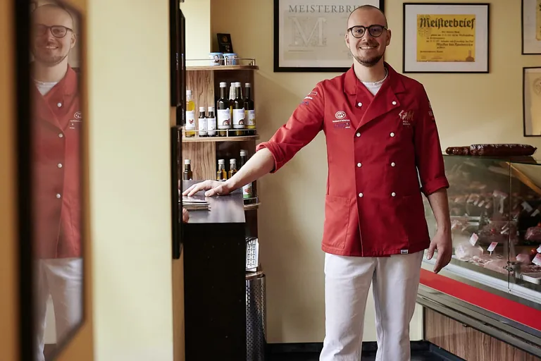 Fleischermeister Max M&uuml;nch bietet als gelernter Koch zus&auml;tzlich einen Partyservice, Live-Cooking, Rezeptideen und vorgegarte sowie vegetarische und vegane Gerichte.