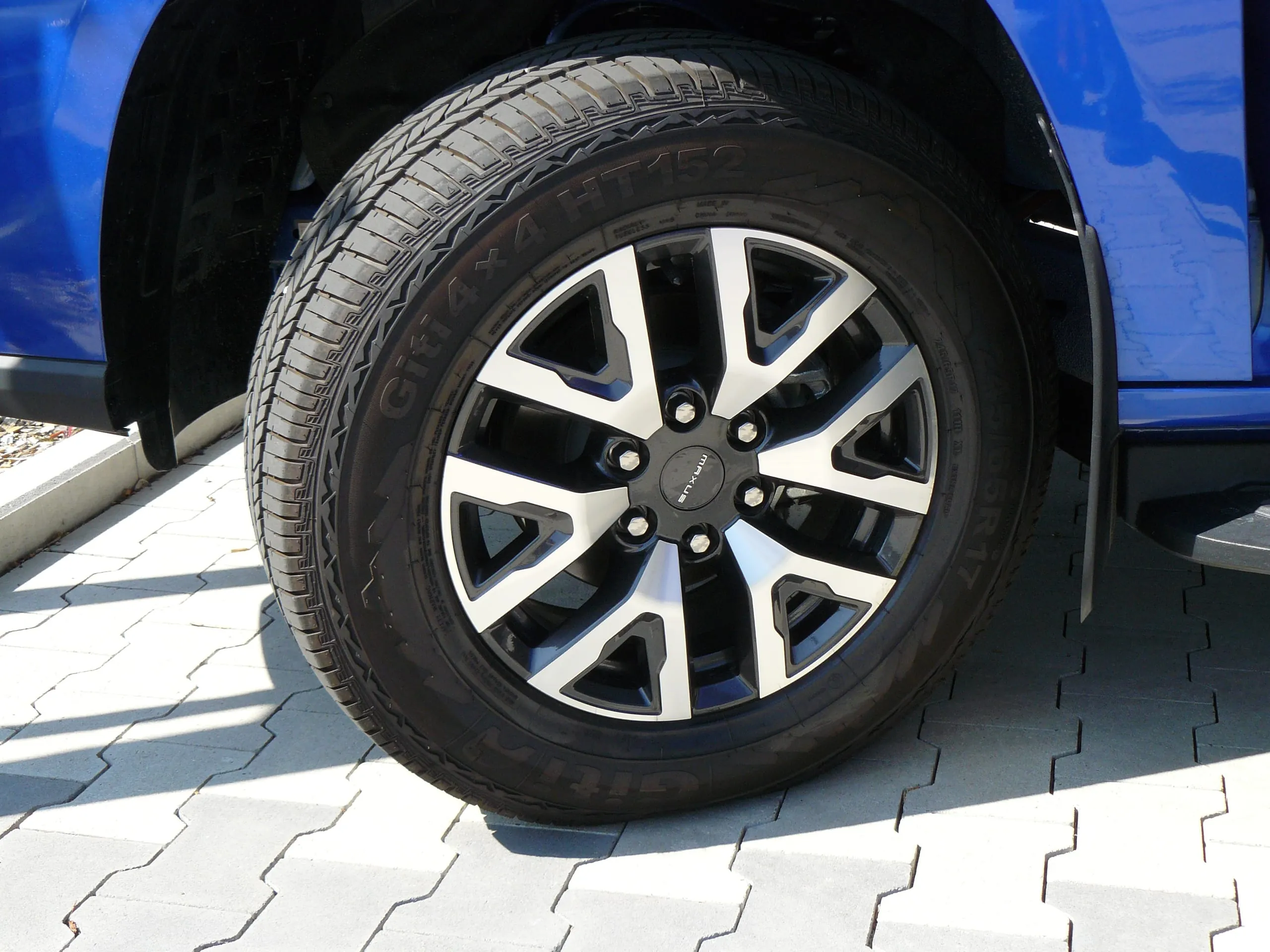 4x2 statt 4x4: Allradantrieb steht hier nur auf den Reifen, der E-Motor treibt die Hin-terachse an.