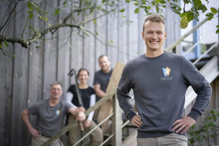 Er hat selbst eine Unternehmensnachfolge erlebt. Moritz Schumacher, neuer Inhaber der Schreinerei Bellut im hessischen Odenwald, mit seinem Team. 