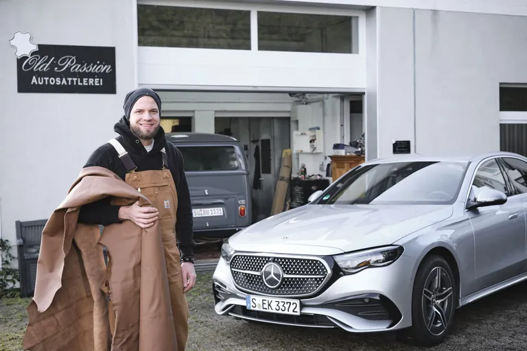 Passion f&uuml;r Fahrzeuge: Autosattler Marvin Lambertz mit der neuen E-Klasse von Mercedes-Benz.