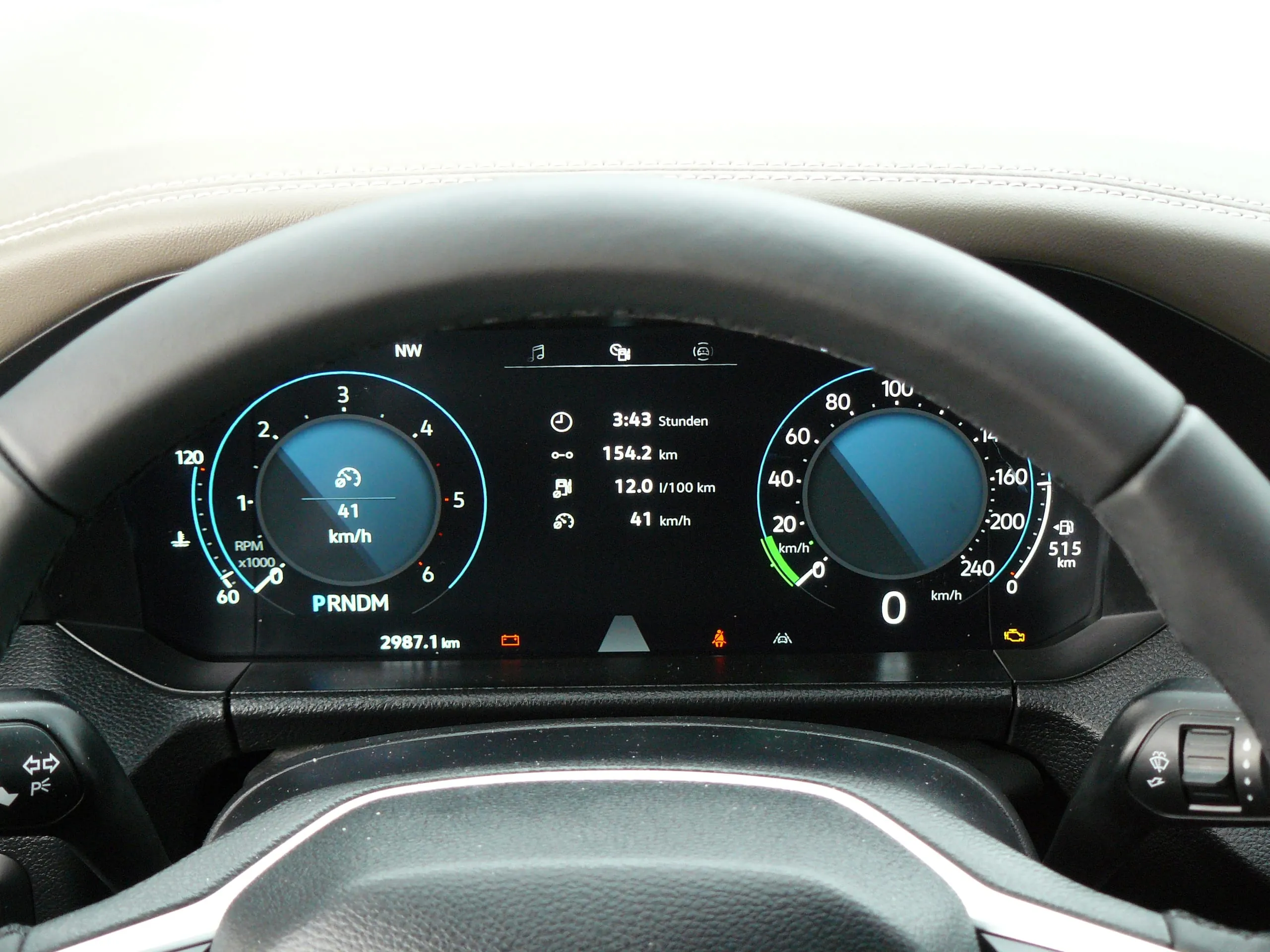 Alles im Blick: Gut ablesbare Digitalarmaturen, vielfältige Informationen stecken im mittigen Display.