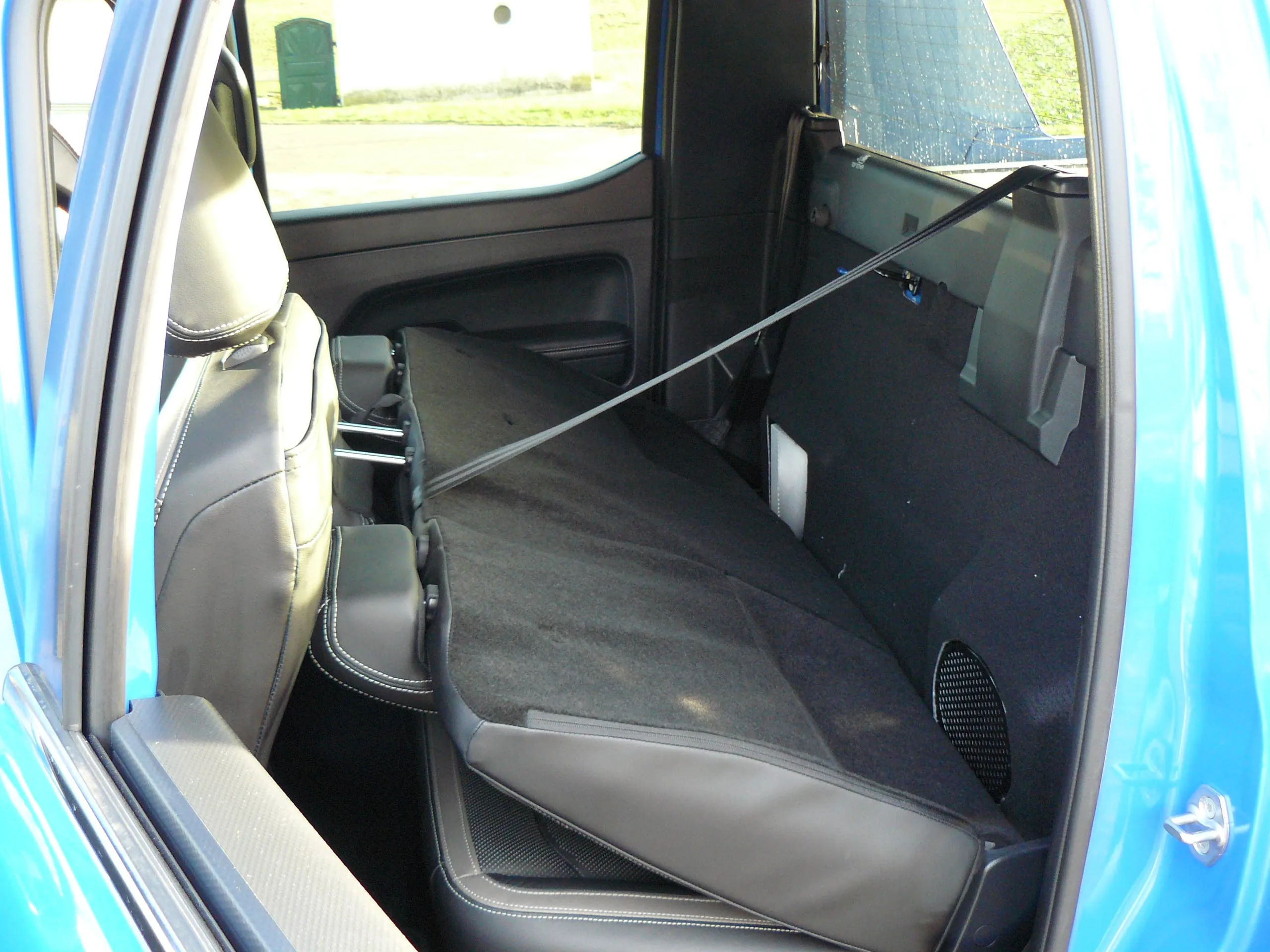 Zweite Reihe: Der Fond ist nicht eben weitläufig, schlicht eingerichtet und dient als zusätzliche Ablage.