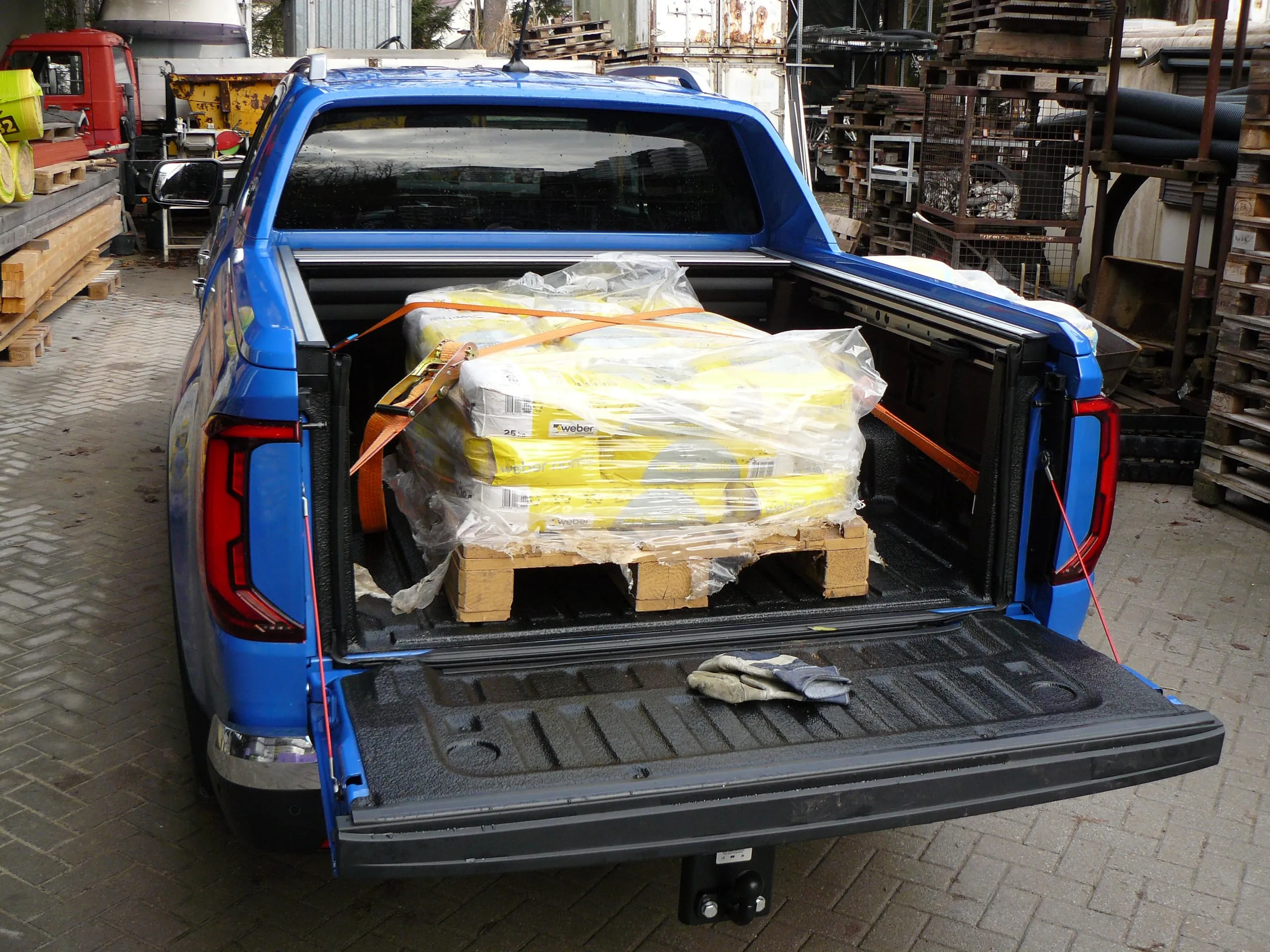 Längs statt quer: Mit Kunststoffauskleidung passt die Palette nicht zwischen die Radkästen.