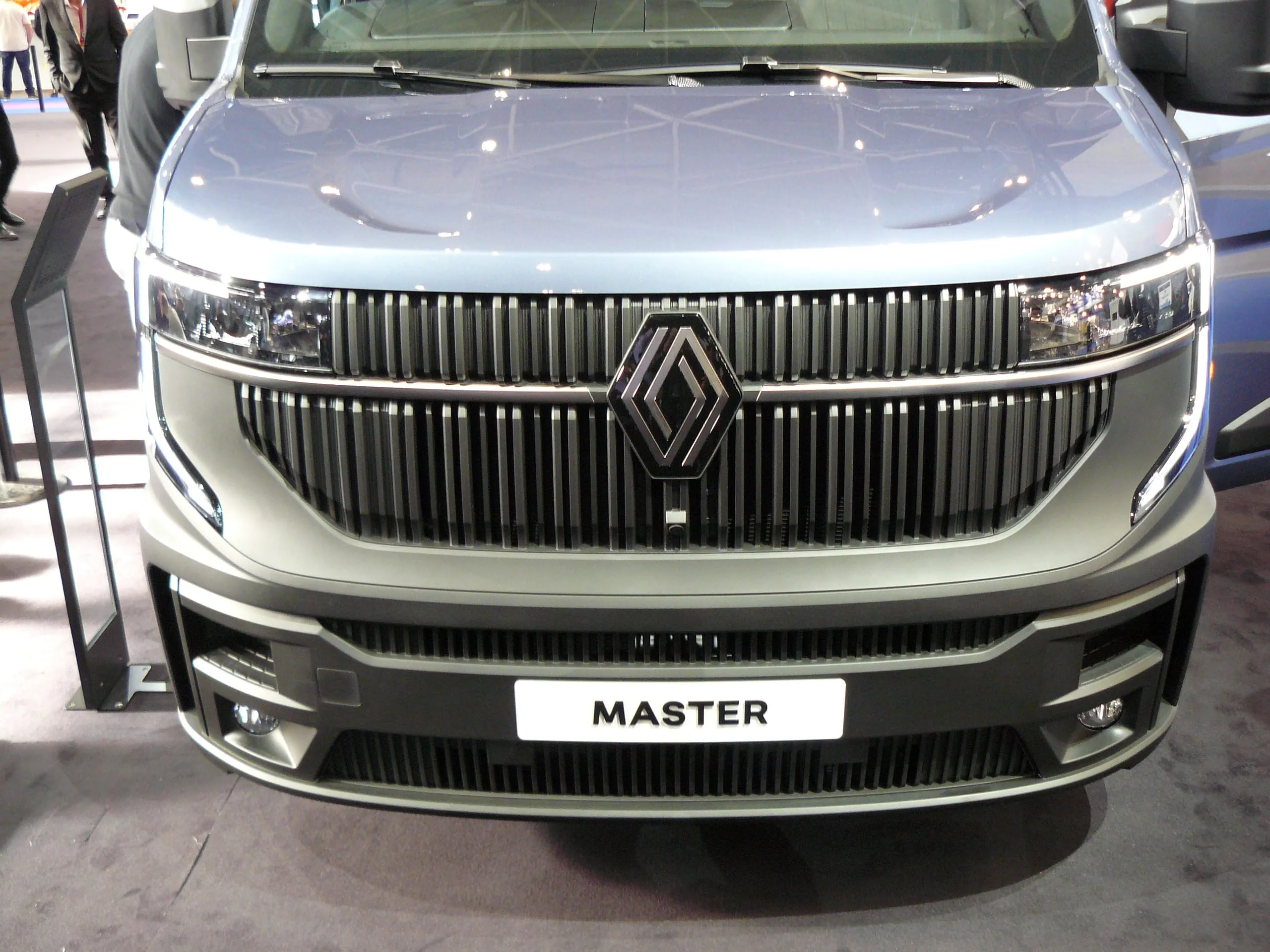 Der bullige Master trägt die Nase hoch. Typisch sind der geriffelte Grill, der Chromstreifen und LED-Scheinwerfer.