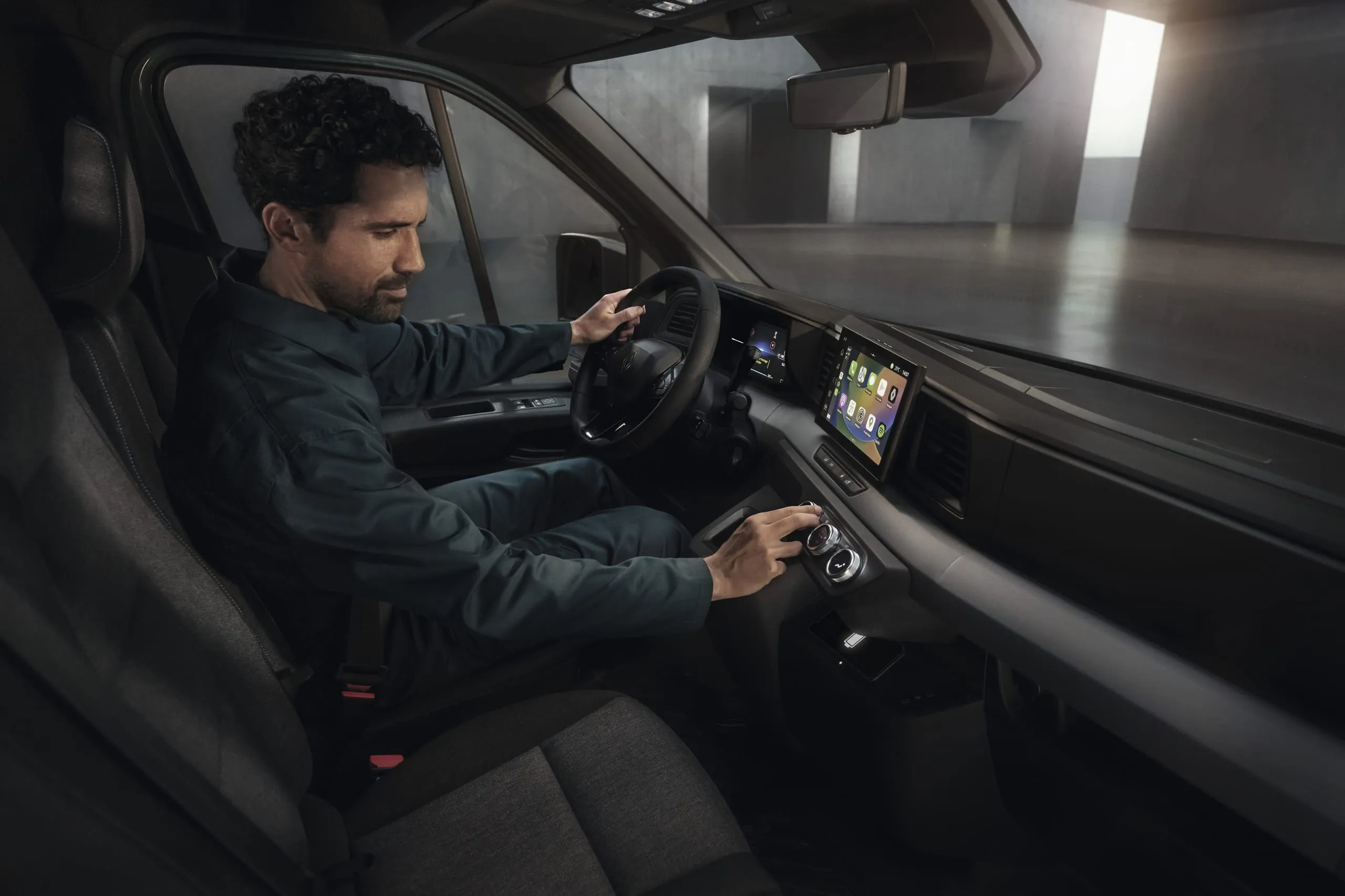 Das Cockpit schmiegt sich an den Fahrer. Lenkrad mit Tasten, Klimatisierung per Drehregler.