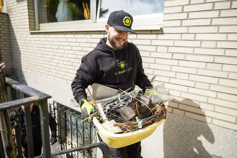 Nickel, Zink, Kupfer, Eisen: Die Firma ScrapBees sammelt Altmetalle ein und bereitet sie f&uuml;r neue Bauprojekte auf.