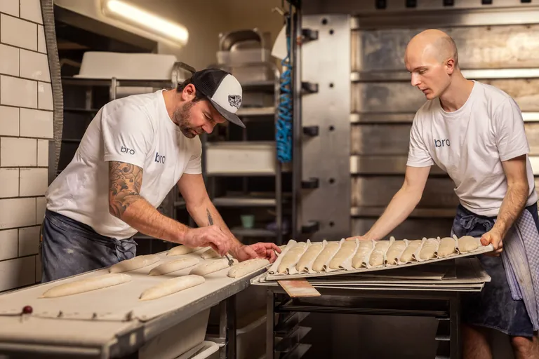 Michael Schulze (links) „liebt Brot“. Eine Leidenschaft, die auch seine Mitarbeiter aus der Bäckerei "brotbruder" teilen.