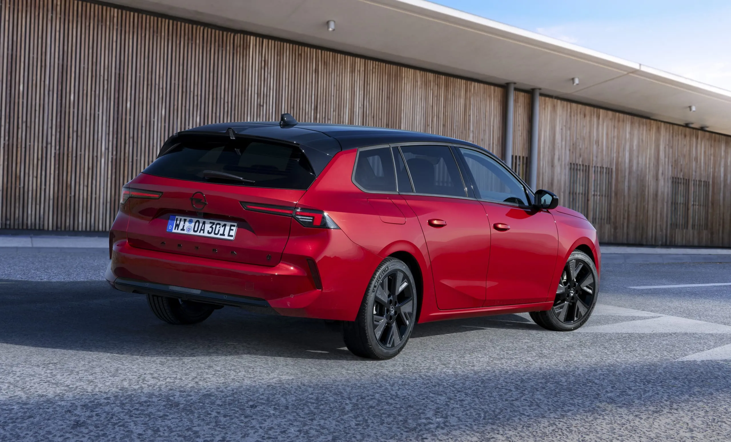 Lang, länger, Sports Tourer: Über 4,6 Meter misst der Kombi vom vorderen bis zum hinteren Stoßfänger. Auf der Rückseite findet man die schmalen, Astra-typischen Rücklichter.