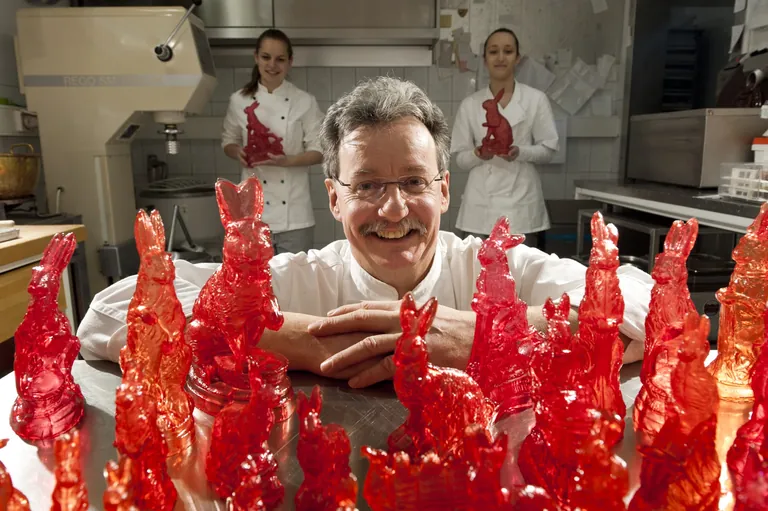 Peter Segerer inmitten seiner roten Zuckerhasen.