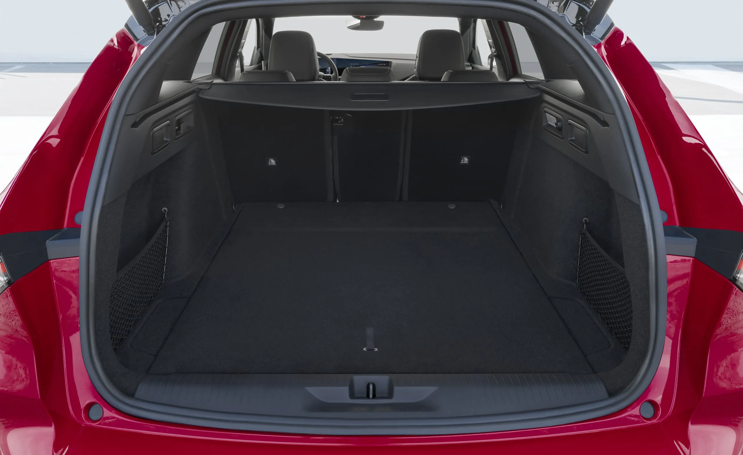 Familie und mehr: Mit drei Personen auf den Rücksitzen bleiben 516 Liter Ladevolumen. Sinnvolles Sicherheitstool:­ eine Netztrennwand, die vor herumfliegender Ladung schützt.