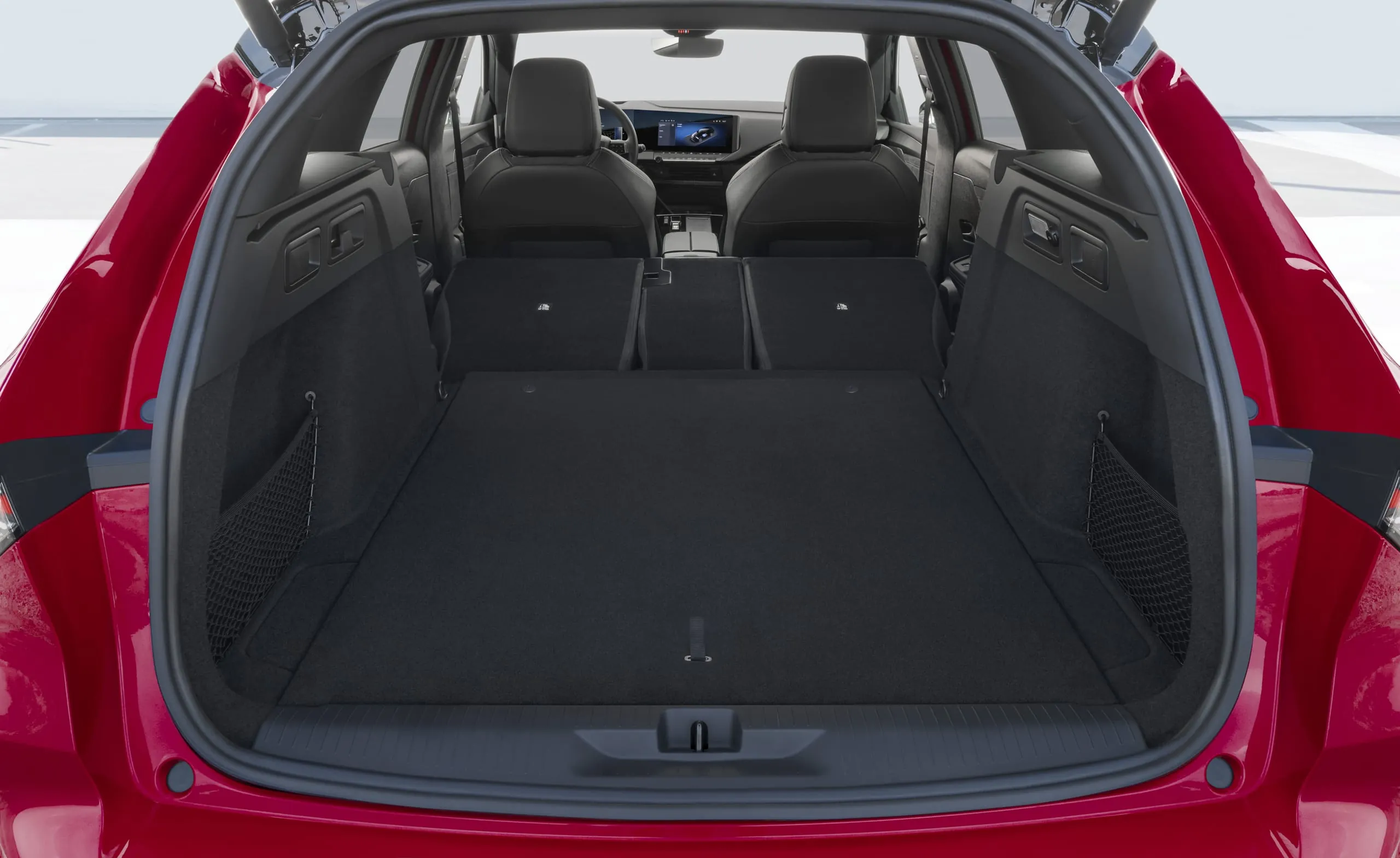 Platz genug: 1.553 Liter Ladevolumen stehen mit umgeklappten Sitzen zur Verfügung. Durch den doppelten Ladeboden ent­steht eine beinahe flache Oberfläche im Kofferraum.