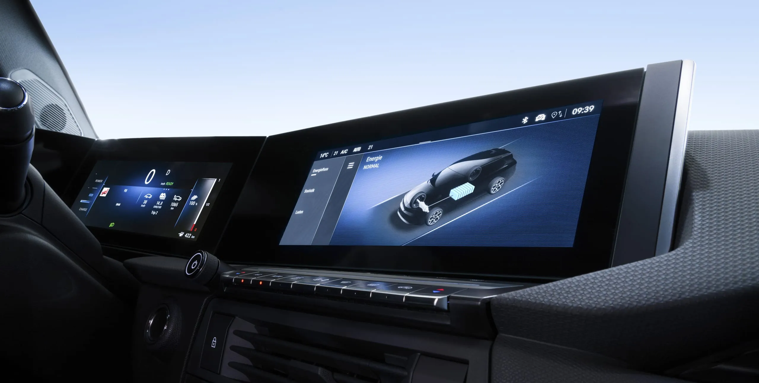 Die Mischung macht‘s: Nicht nur mit dem zehn Zoll großen Touch-Bildschirm lassen sich Einstellungen vornehmen. Mit den festen Tasten kann man zum Beispiel die Temperatur regeln.