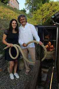 Wie hat sich das Handwerk entwickelt? Bernhard Muffler mit seiner Tochter Sophie vor seinem Museum.