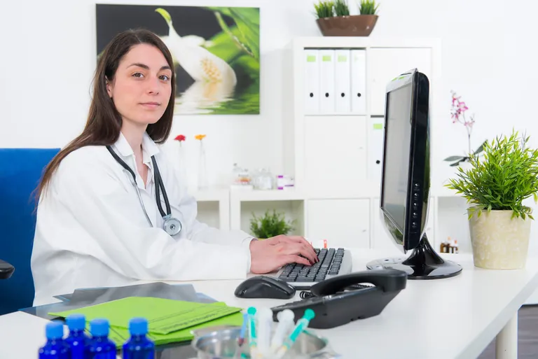 Mitarbeiter des Medizinischen Dienstes sehen sich die Arbeitsunf&auml;higkeit des Mitarbeiters und die Bescheinigung der jeweiligen Arztpraxis genau an. Sie werden von den Krankenkassen beauftragt.