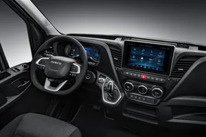 Neues Cockpit: identische Grundform, jedoch im Detail neu sortiert und aufger&auml;umt.