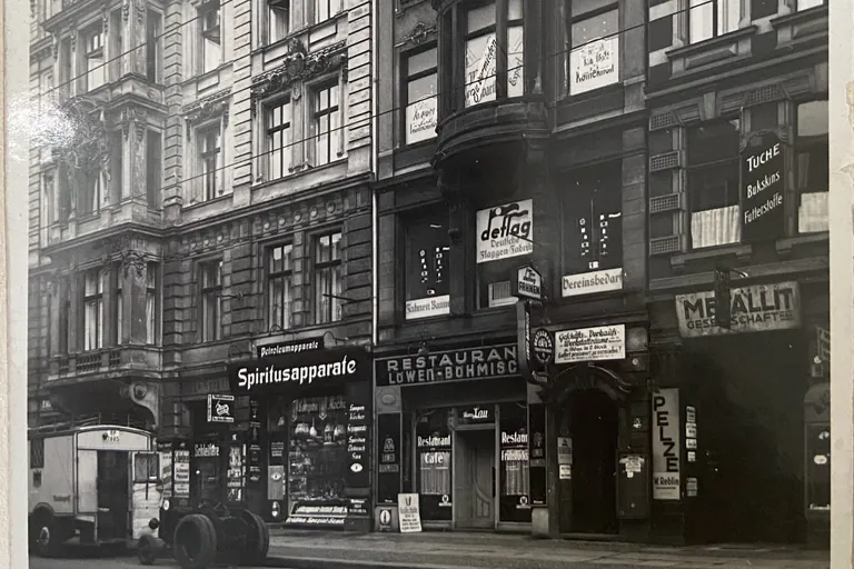 Wie tickte die Innung damals? Die Festschrift zeichnet ein buntes Bild – in gut verständlicher Sprache.