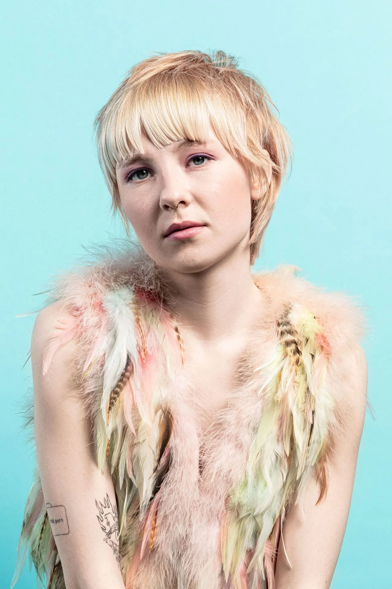 Peach Fuzz (Serie A1) Voll im Trend ist und bleibt der Mullet. Neu interpretiert wird er in dieser Saison durch einen kompakt geschnittenen Nacken und grafische Linien. Pastelliges Apricot und klare Töne geben dem Schnitt einen neuen, extrem angesagten Twist.