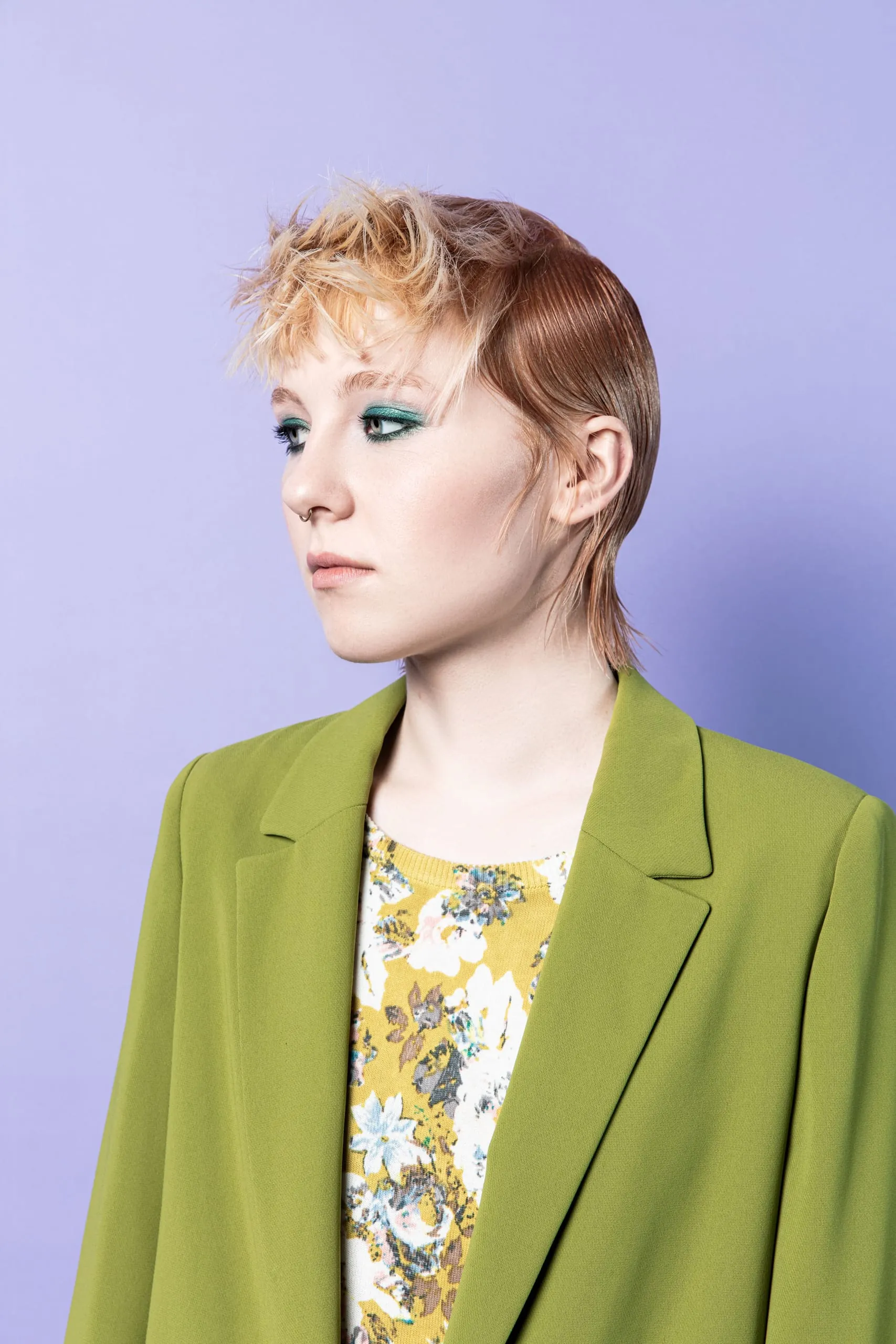 Bold Contrast (Serie A2) Vom lässigen Tageslook auf stylishe Abendvariante: Mit Wetgel und Lockenstab werden hier spannende Gegensätze kreiert, die den Look zu einem Eyecatcher machen. Die eng an den Kopf gekämmte Nackenpartie lässt das Spiel von Hell und Dunkel noch ausdrucksstärker werden.