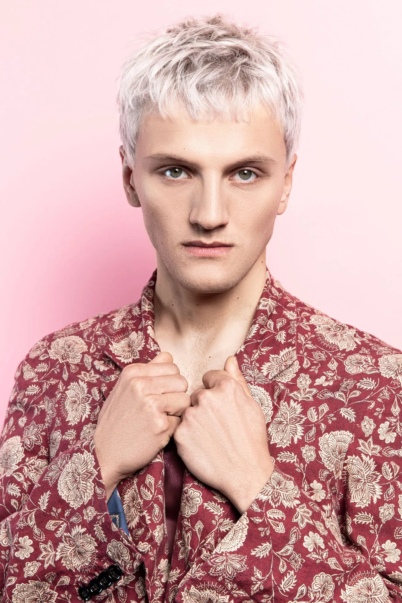 Silver Lightning (Serie B1) Stufungen stehen bei diesem Cut im Vordergrund. Voller als der Fade Cut und ohne ausrasierte Seiten setzt er ein Statement, was die Pastellcolorierung noch verstärkt. Deutlich treten Struktur und Textur hervor. Mattes Puder sorgt für Stabilität und Flexibilität