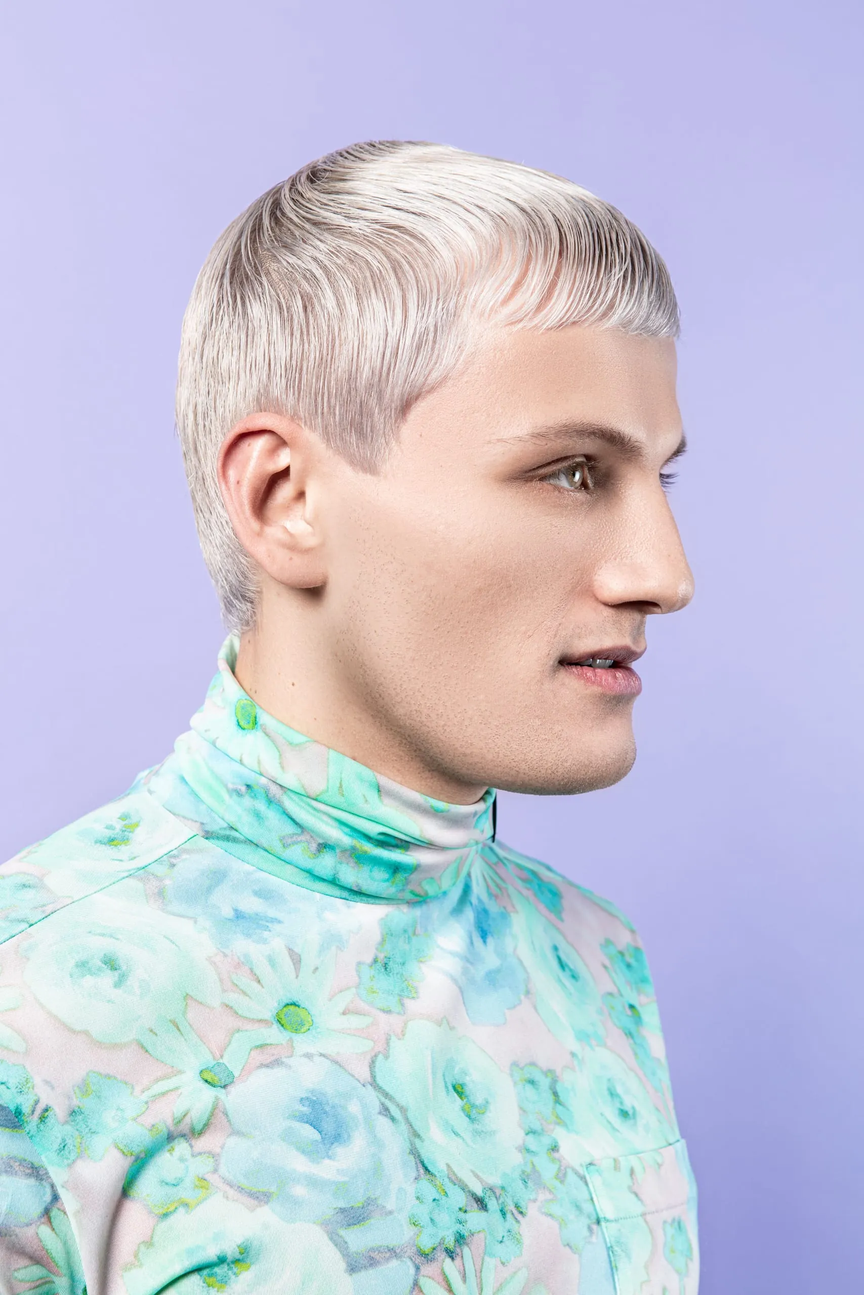 Vibrant Splash (Serie B2) Elegant durch die angedeutete Wasserwelle und durch Wetgel mit einem Kamm glamourös in Szene gesetzt ist diese Variante des Cuts. Die markanten Konturen machen den glänzenden Look besonders spannend. Haarlack fixiert die Frisur.