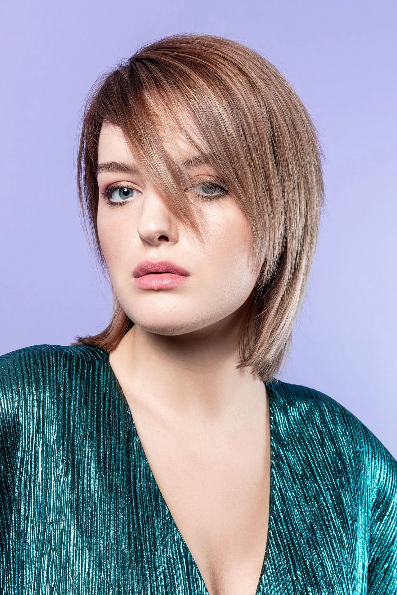 Soft Rosewood (Serie C1) Kompakte Linien wie bei diesem Look sind in der aktuellen Saison besonders angesagt und werden durch die Glättung mit dem Stylingeisen noch stärker betont. Die Stufung am Hinterkopf verleiht dieser Frisur Struktur. Viel Glanz ist auch hier ein großes Thema: Ein Glossing in Rosenholz verleiht den Haaren den nötigen Schimmer und einen warmen Ton. Mattwachs und ein Powderspray sorgen für die nötige Textur.