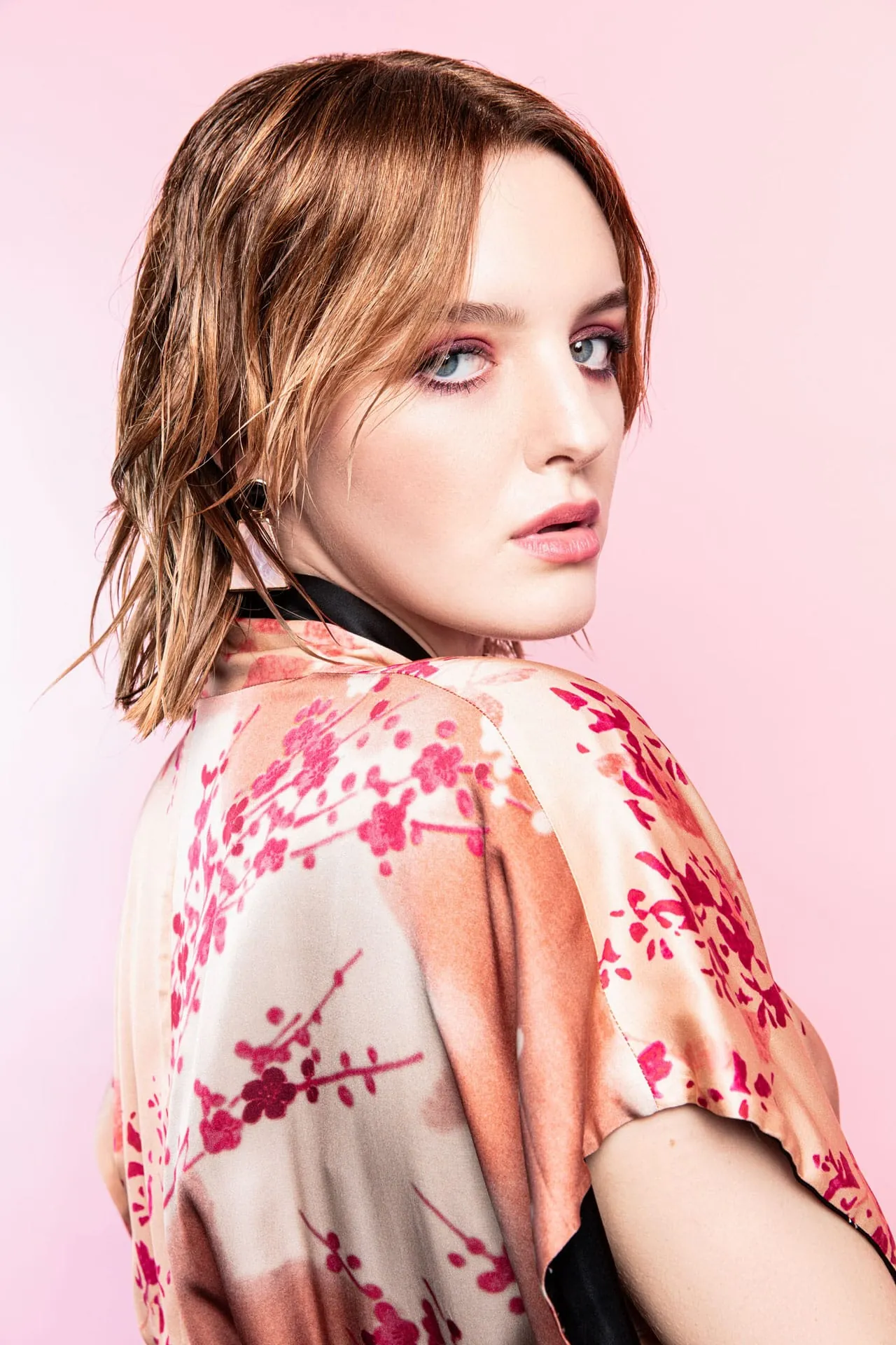 Cherry Blossom (Serie C2) Einen plastischen Kontrast zur glatten Variante zeigt dieser absolut stylishe und moderne Wetlook. Einzelne feine Strähnen werden getwistet und über einen großen Lockenstab gedreht. Für den strähnigen Wetlook die Frisur mit den Fingern und Gel stylen und mit feuchtem Haarspray fixieren.