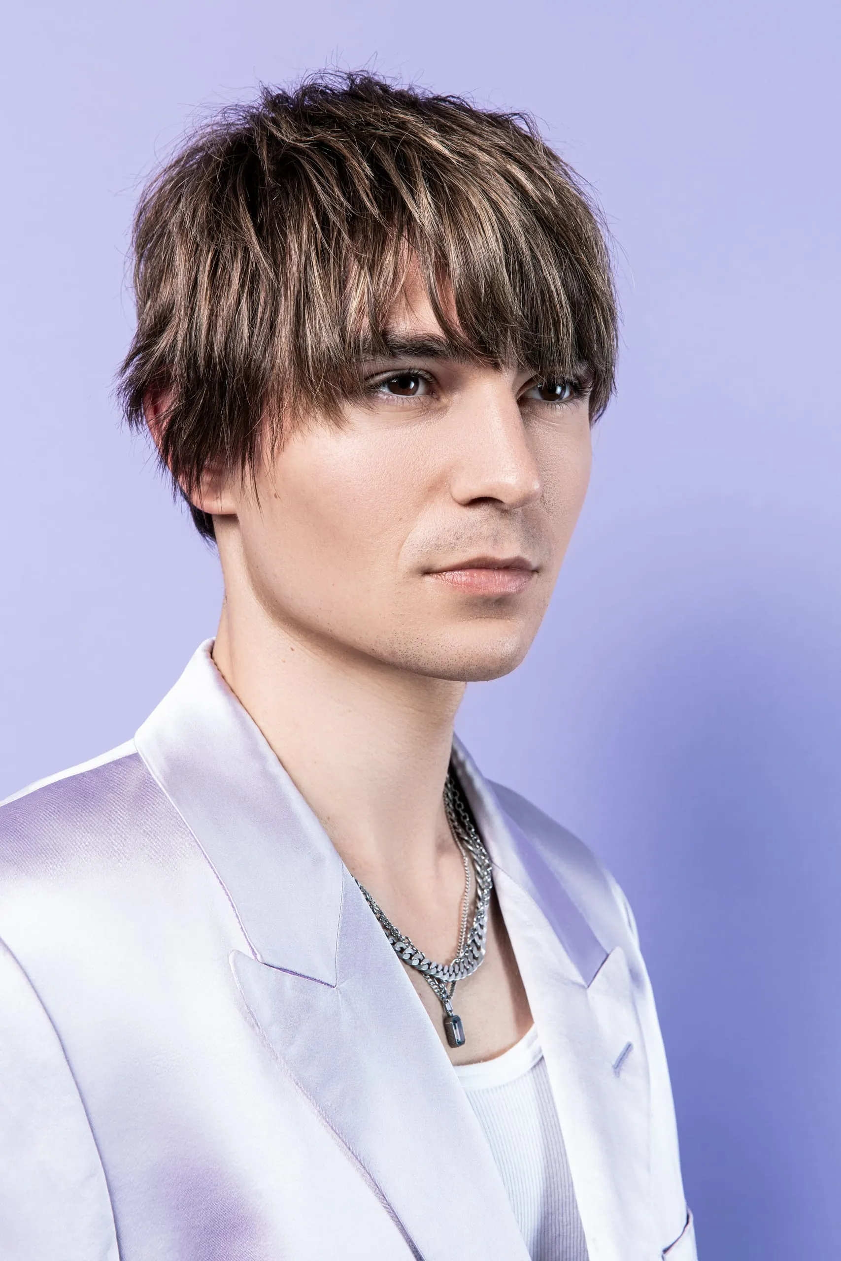 Smart Boy (Serie D1) Der kompakte Schnitt erinnert an die goldenen Zeiten der Boyband-Ära. Für eine ultramoderne Interpretation ist der Cut durchgestuft, die Ohren sind bedeckt. Highlights am Oberkopf sorgen für Struktur, die mit einer leichten Texturcreme betont wird. Ein wandelbarer Look, der absolut angesagt ist.