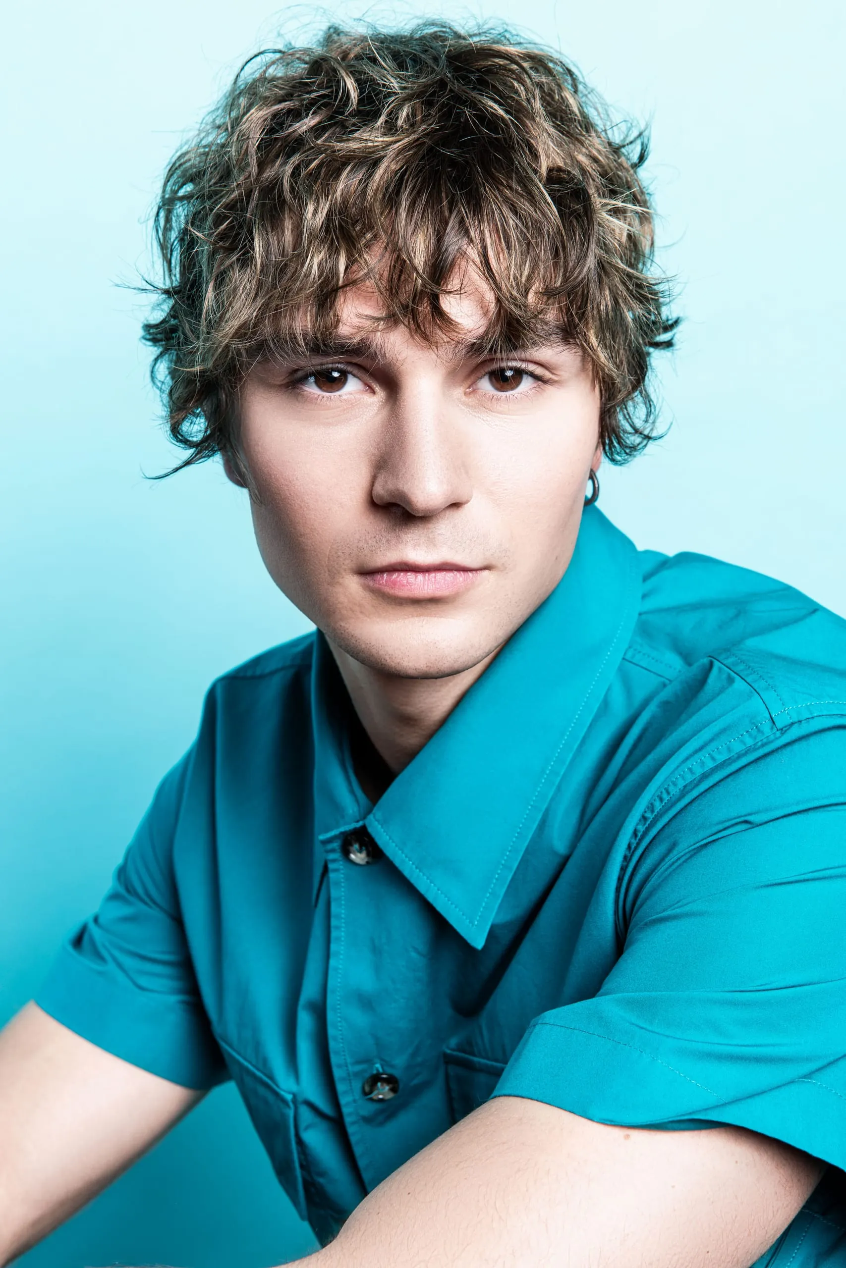 Summer Waves (Serie D2) Lässig und relaxed wie ein Tag am Meer versprüht dieser Cut pures Sommer-Feeling. Lockiges oder welliges Haar mit einem Diffusor kneten und mit einer Lockencreme in Form bringen. Bei glattem Haar helfen große Umformungswickler nach.