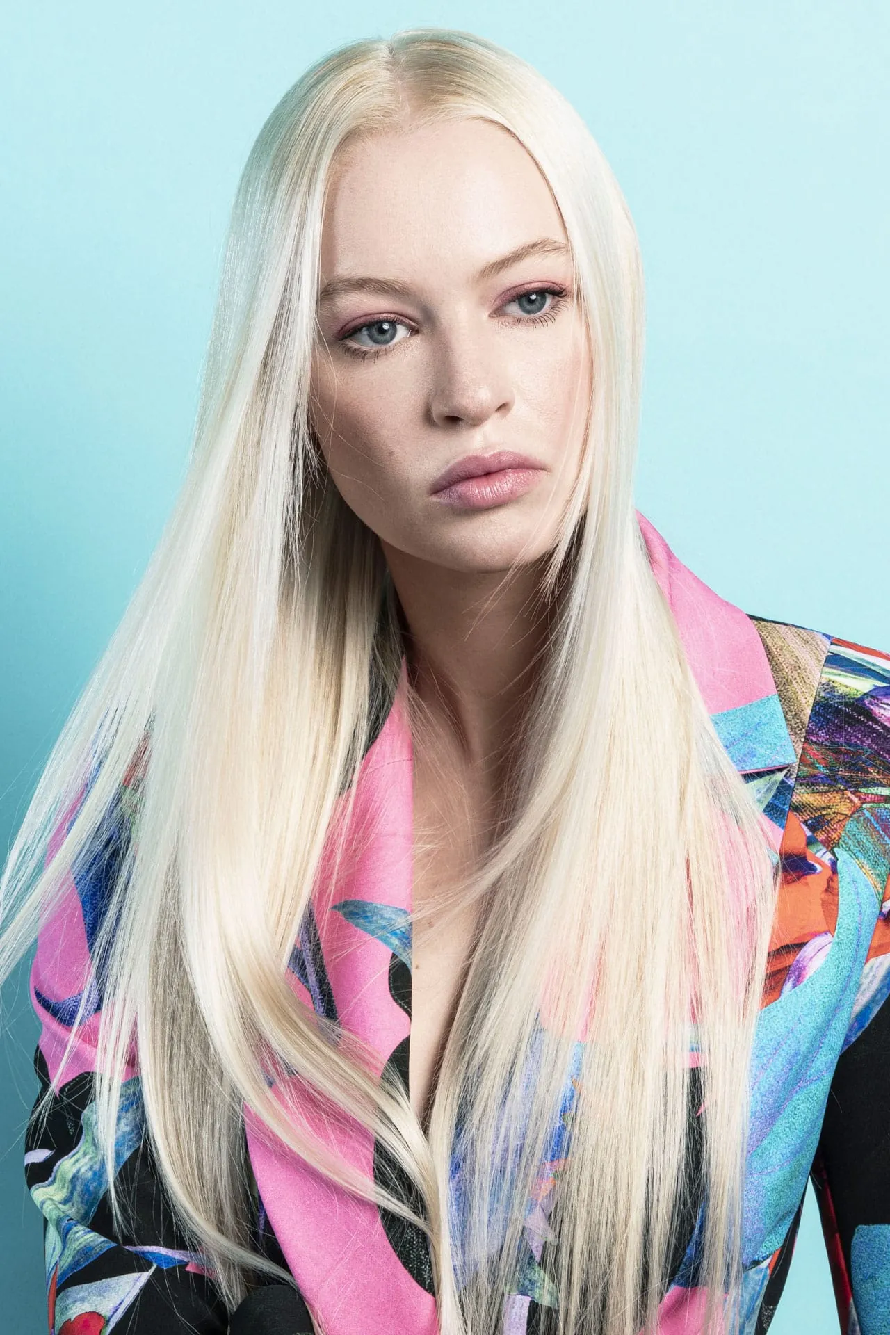 Glass Hair (Serie E1) Dieser Glass-Hair-Look scheint mit der Sonne um die Wette. Ein heller Pearl-Ton verleiht einen markanten Look, die Seitenkonturen werden mit der Slicetechnik ab dem Kinn bis in die Längen soft gestuft.