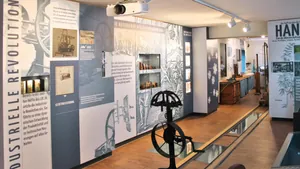 Was gibt es im Seilermuseum zu sehen? Die Ausstellung beginnt in der Jungsteinzeit, knapp 4.000 vor Christus. Die Bewohner der Pfahlbausiedlungen nutzten Schnüre aus Lindenbast für Tierfangnetze.