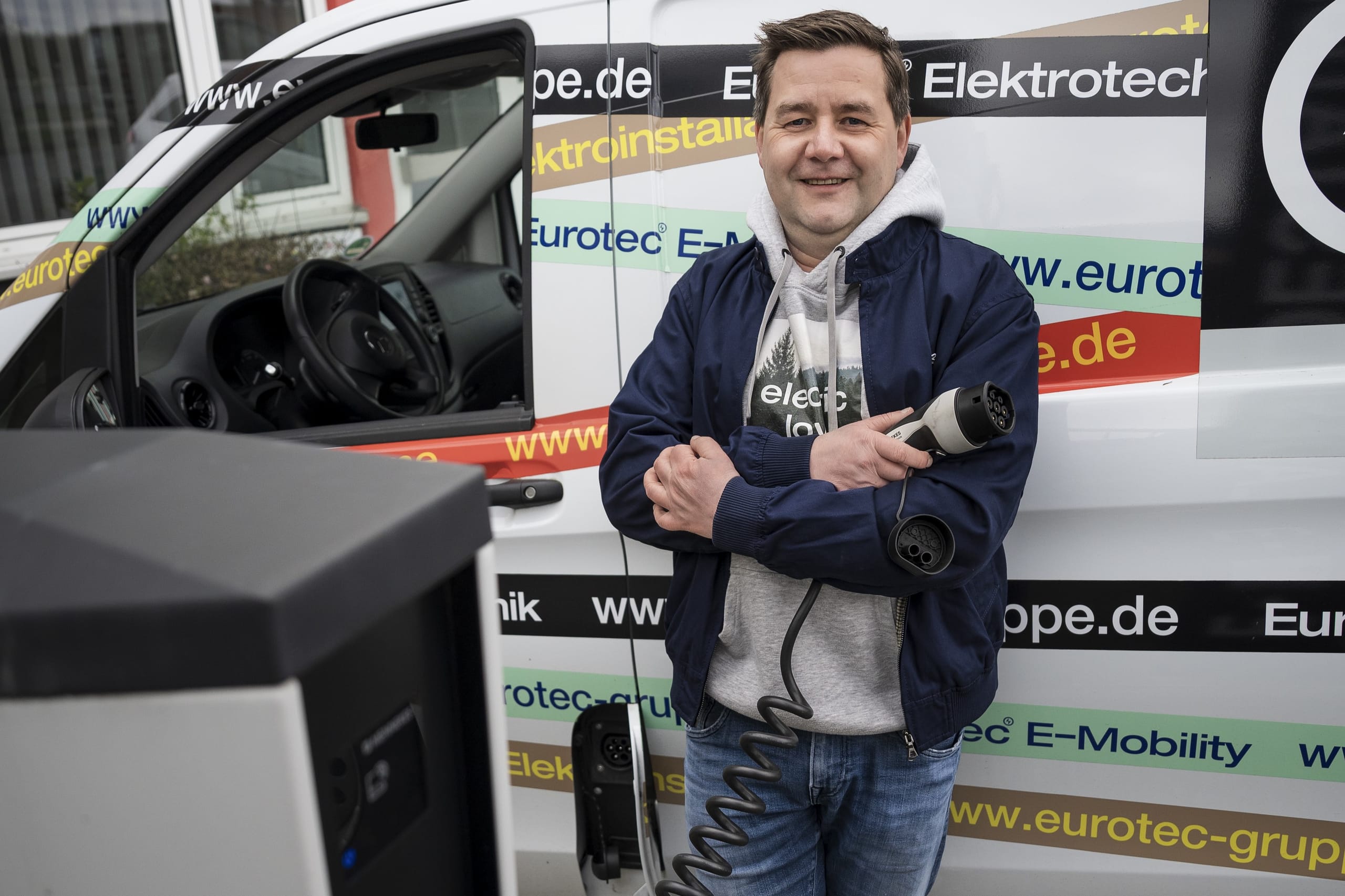 Christian Freibott, Geschäftsführer von Eurotec Elektrotechnik in Velbert überlegt ob er mit Leasing seine E-Transporter finanzieren kann.