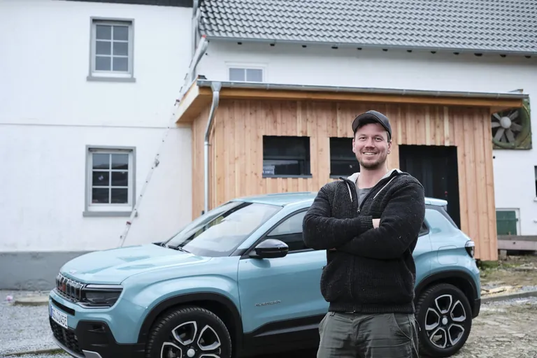 Christoph Schiffczyk nutzt die Autos im Fuhrpark gerne als mobile Werkstatt. Ob das auch mit dem schicken Jeep Avenger Elektro klappen w&uuml;rde?