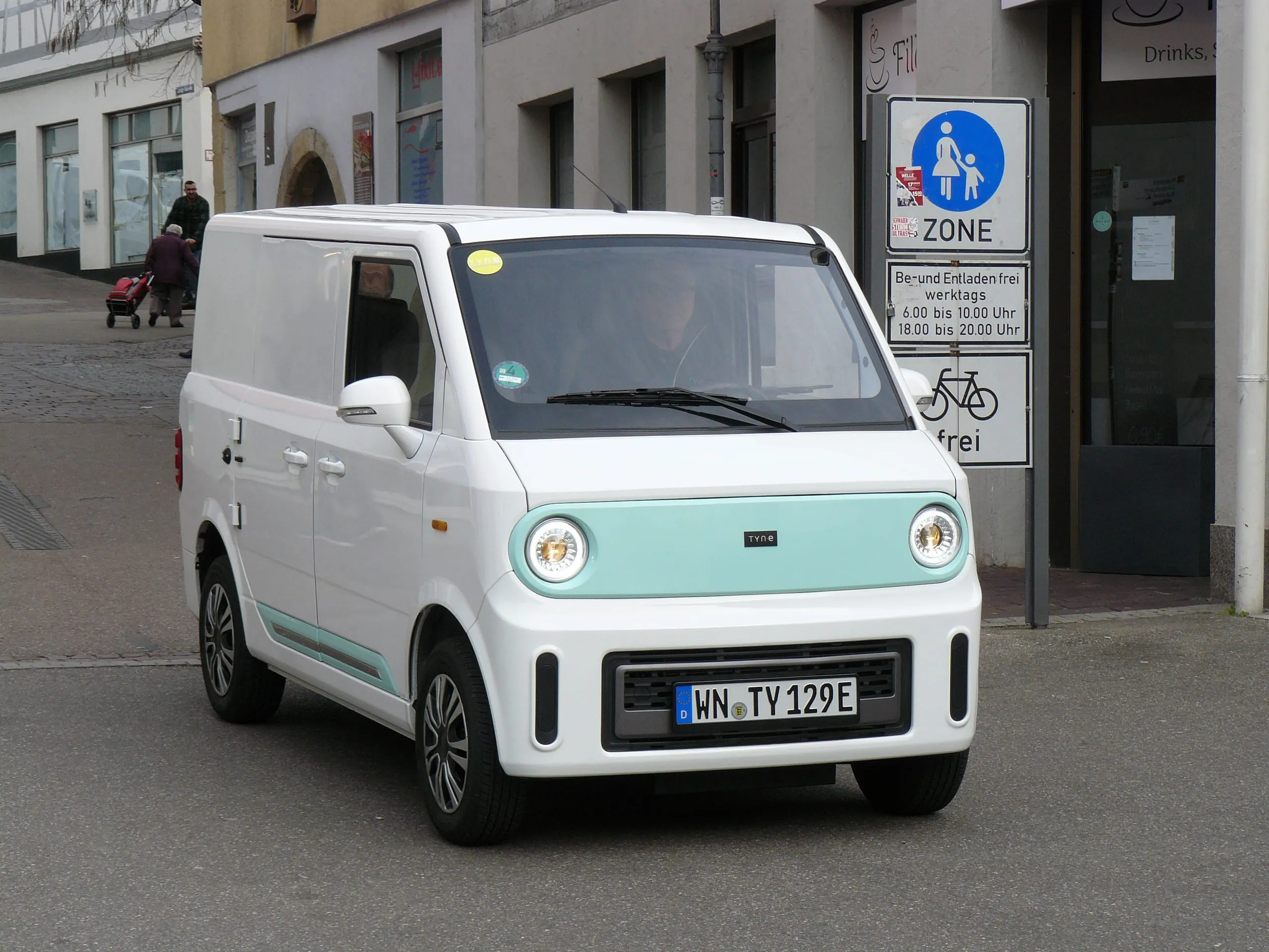 Da gehört er hin: Tyn-e in städtischer Umgebung, wendig, leise und lokal abgasfrei.