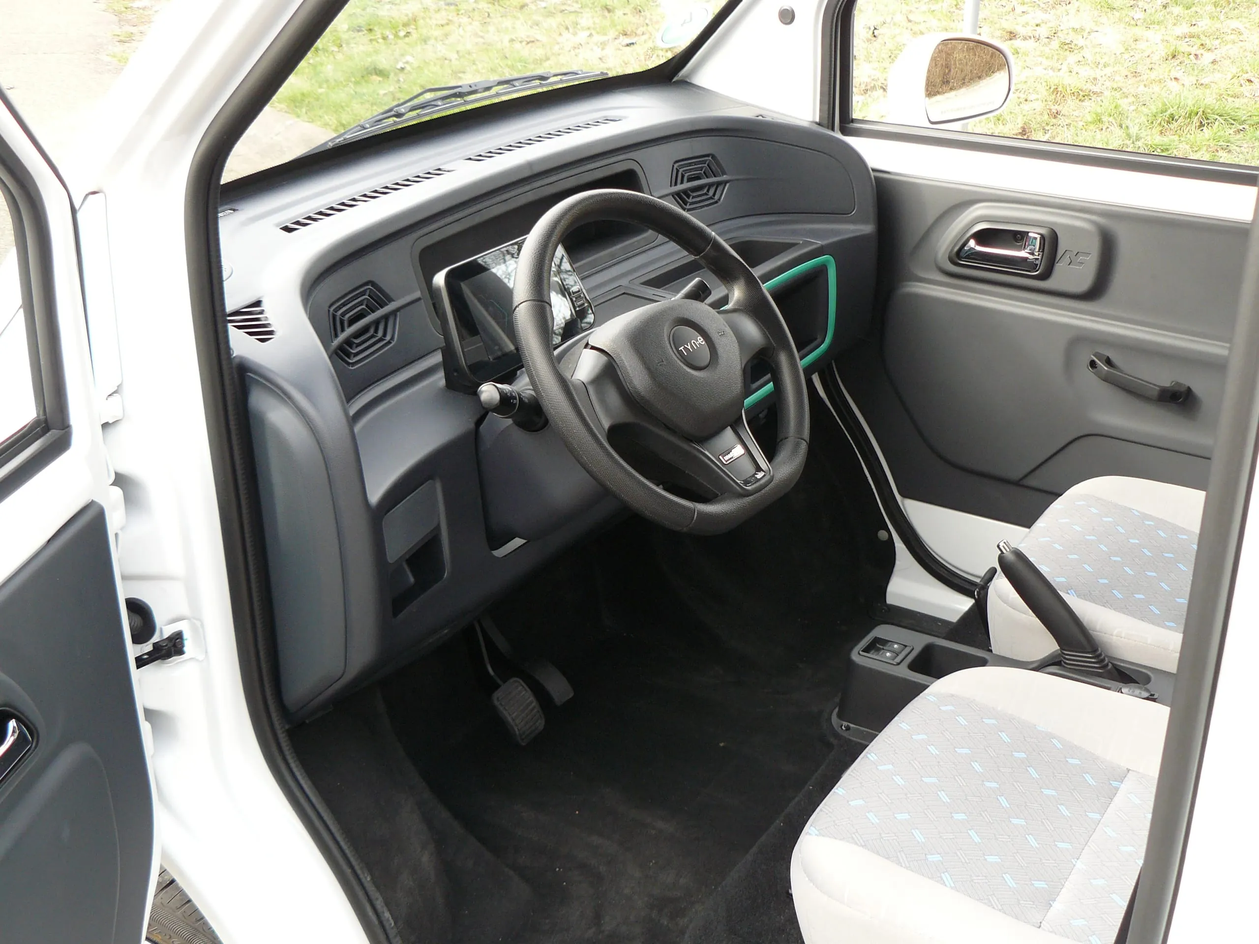 Nichts für Riesen: Das Cockpit erinnert an ein Tiny House auf Rädern.